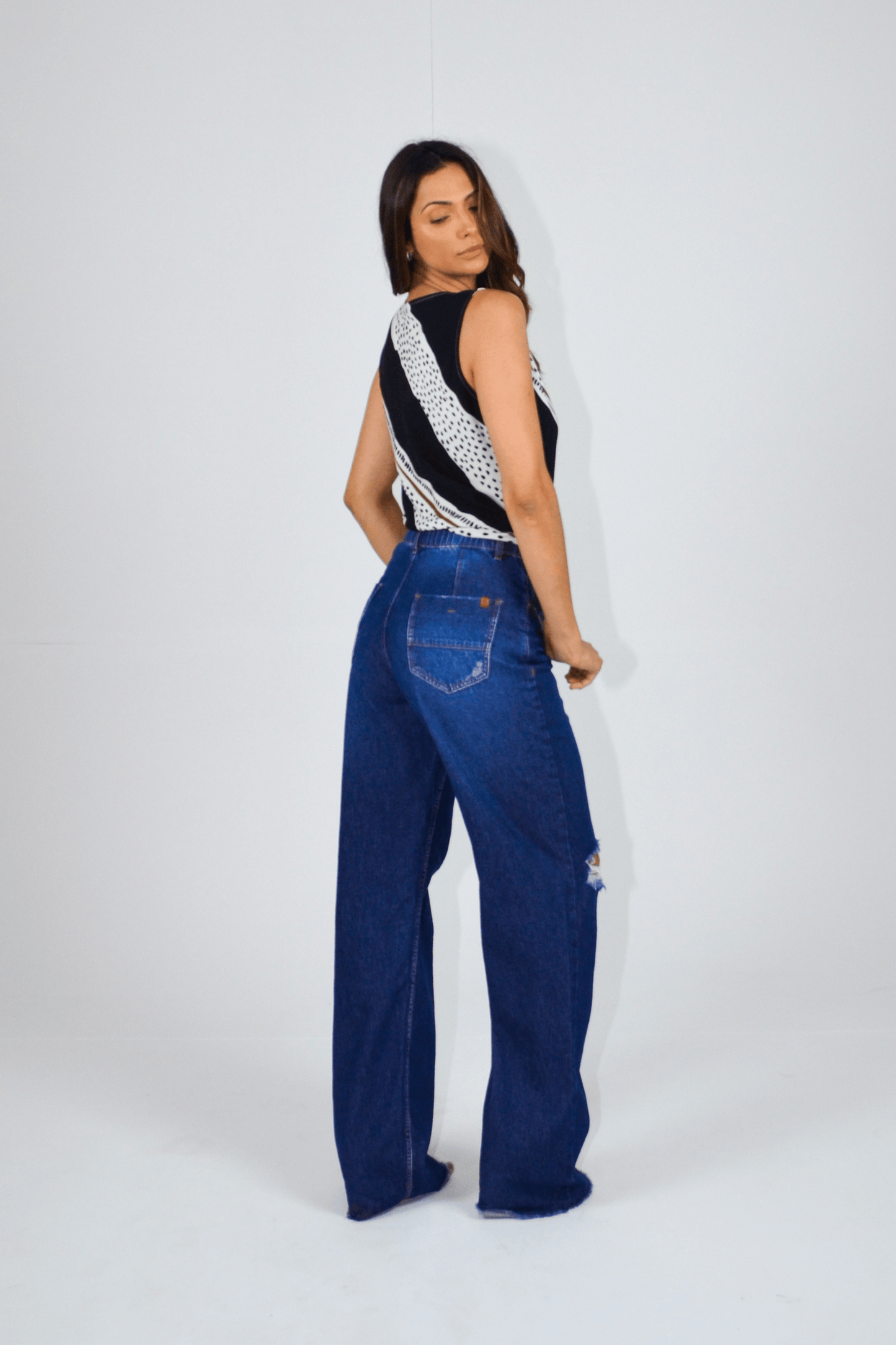 calça jeans wide leg cintura alta com detalhe travete