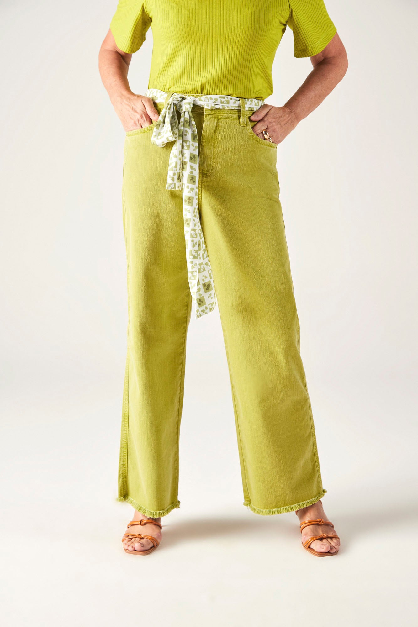 calça sarja wide leg cintura intermediária com faixa
