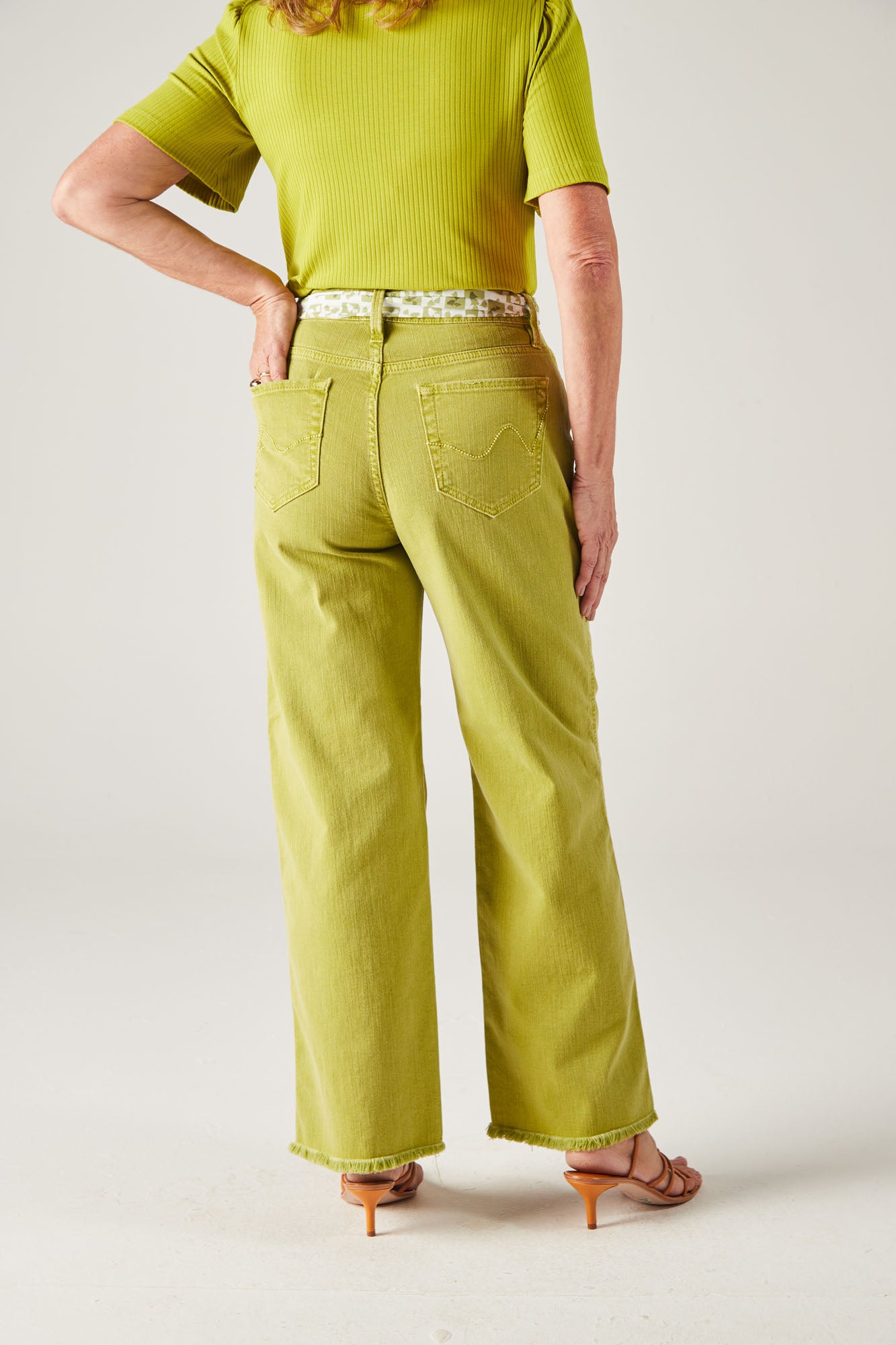 calça sarja wide leg cintura intermediária com faixa