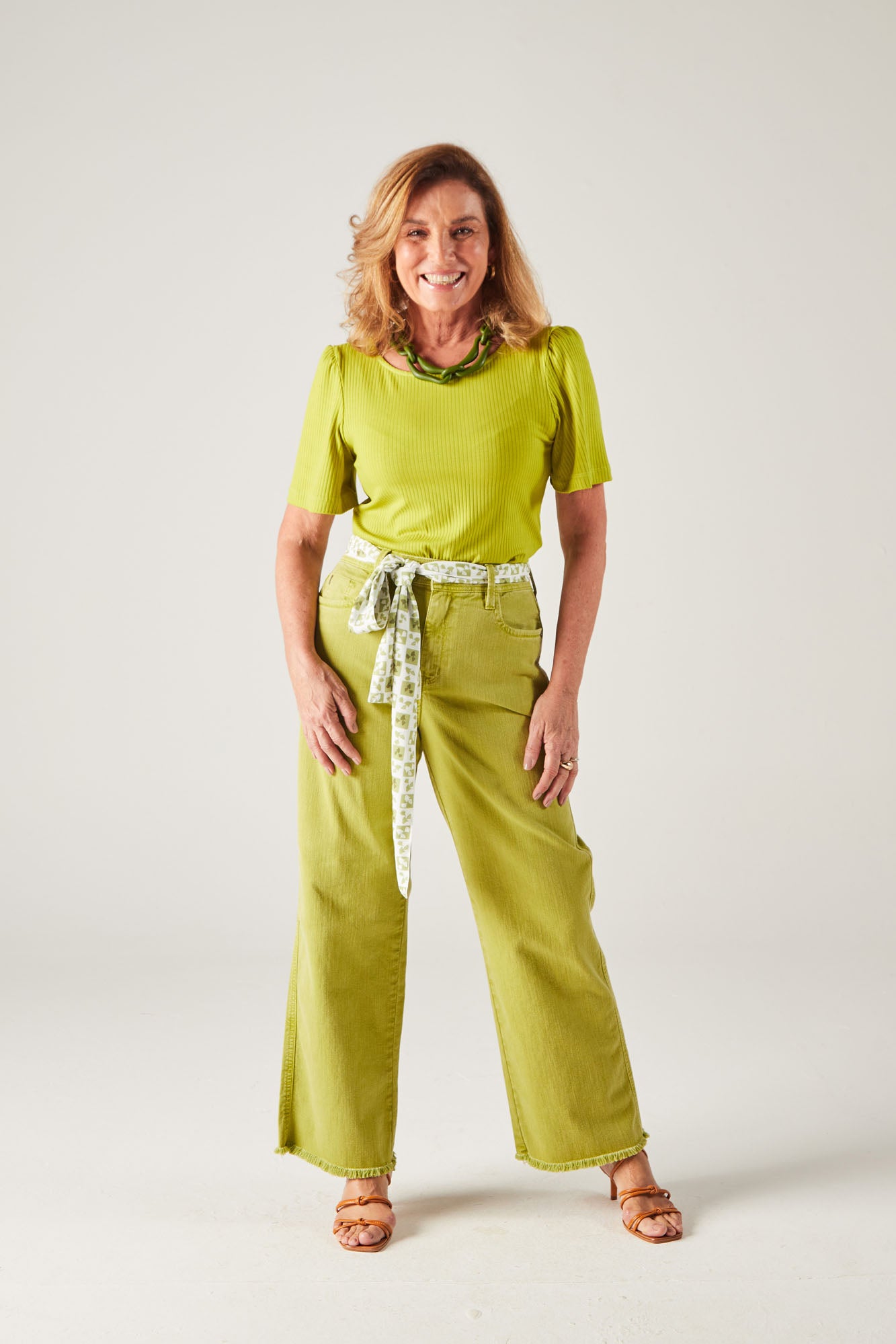 calça sarja wide leg cintura intermediária com faixa