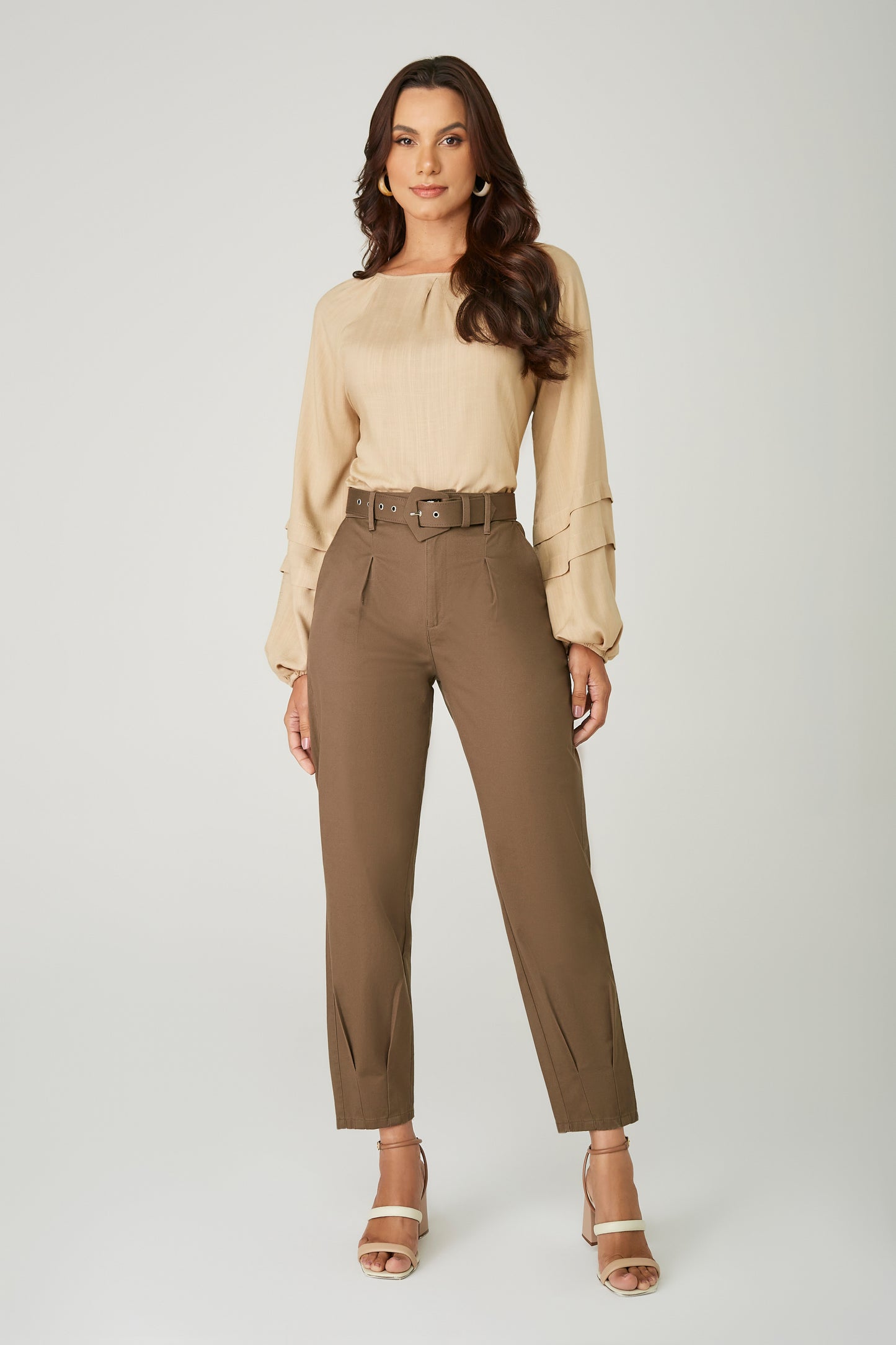 calça sarja mom cintura intermediária com cinto