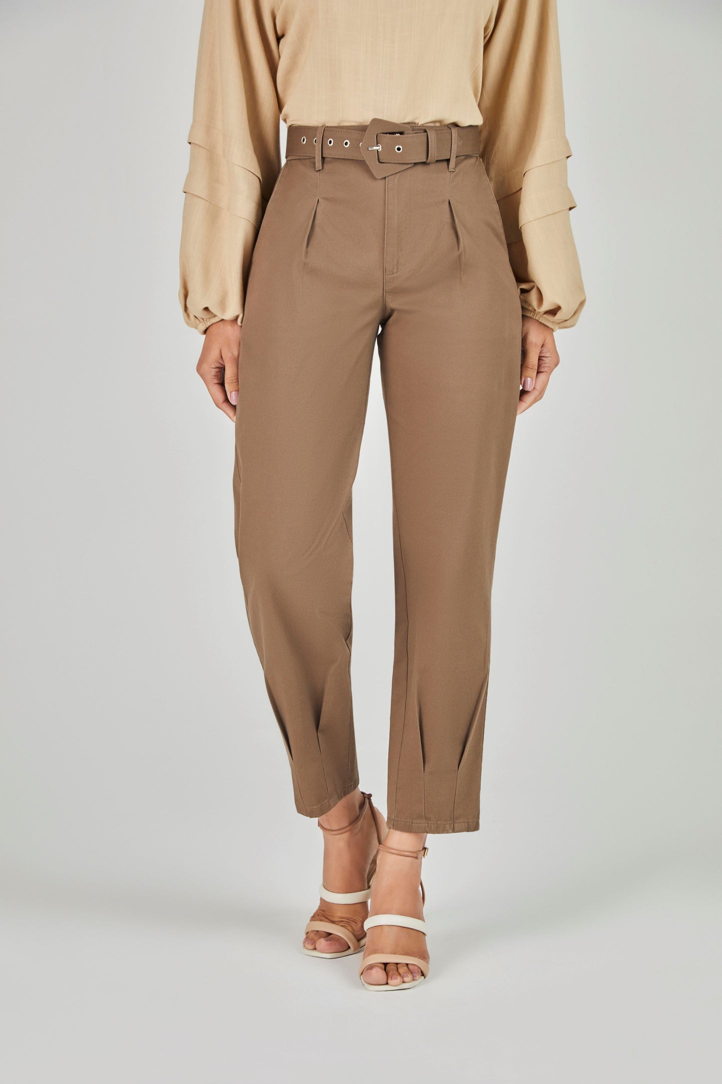calça sarja mom cintura intermediária com cinto