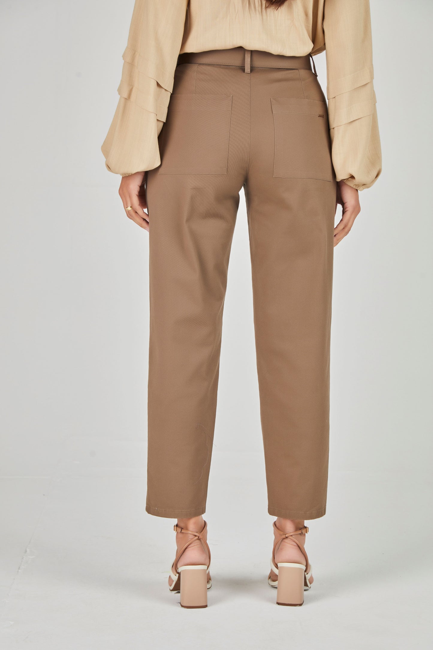 calça sarja mom cintura intermediária com cinto