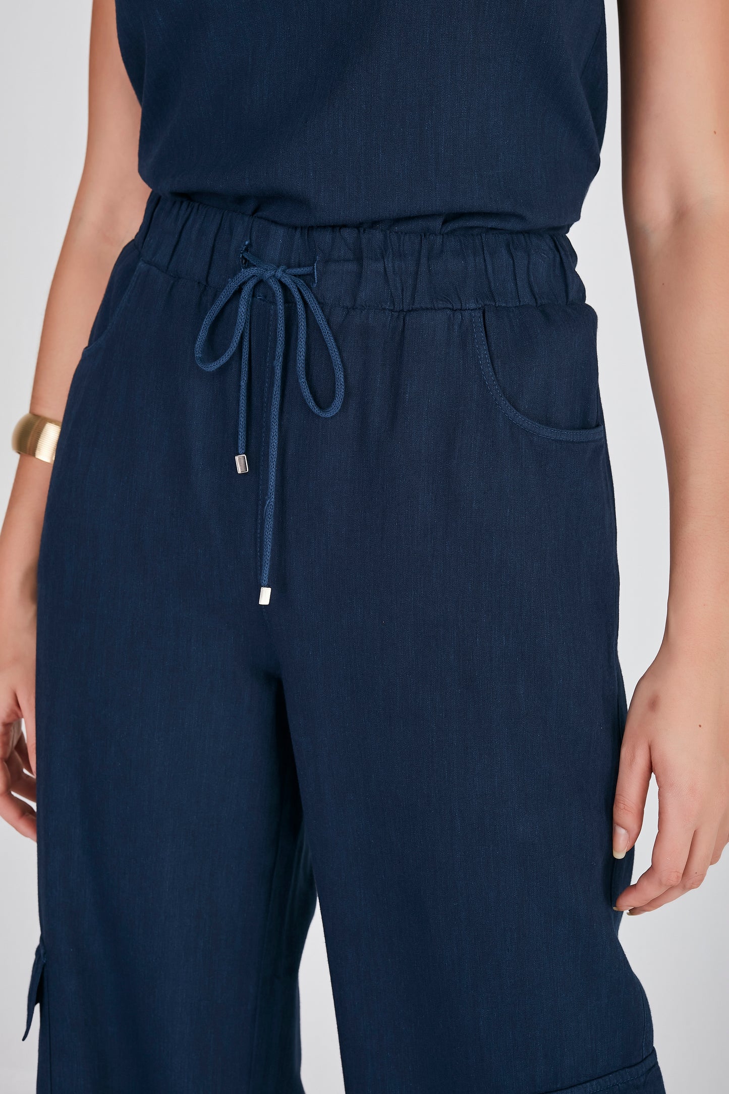 calça sarja pantalona cintura intermediária com bolsos sobrepostos