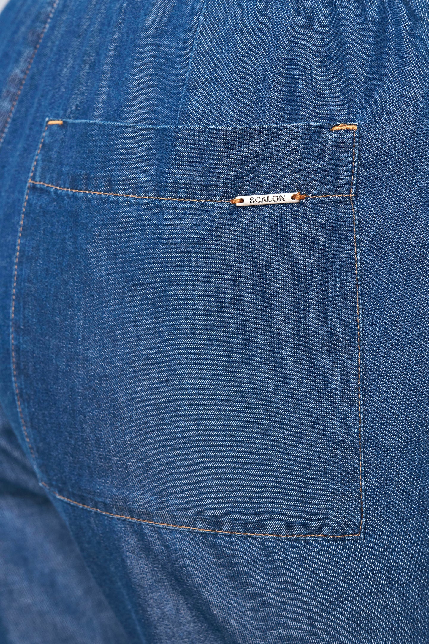 calça jeans mom cintura intermediária com cós de elástico