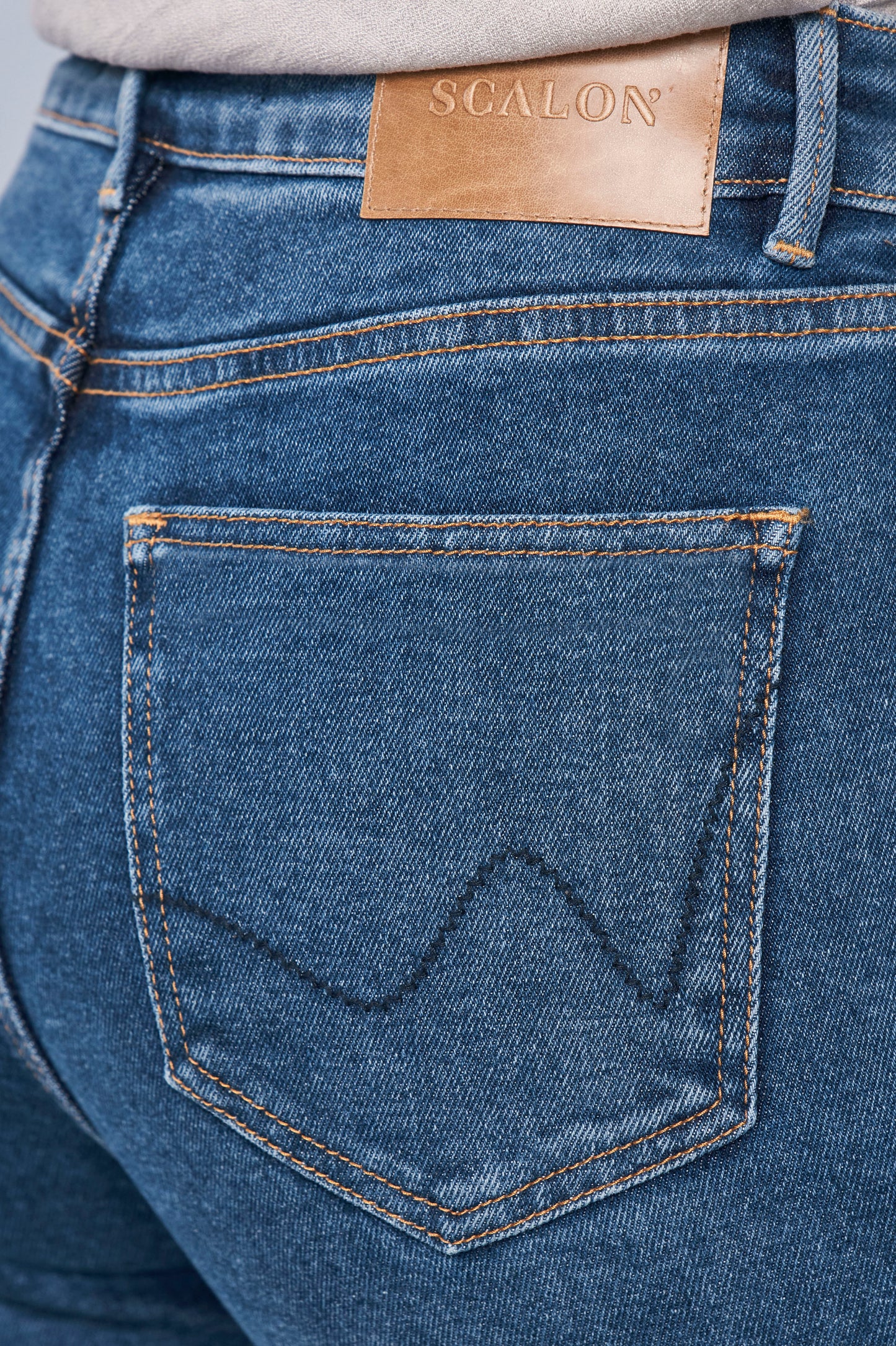 calça jeans wide leg cintura intermediária com barra a fio