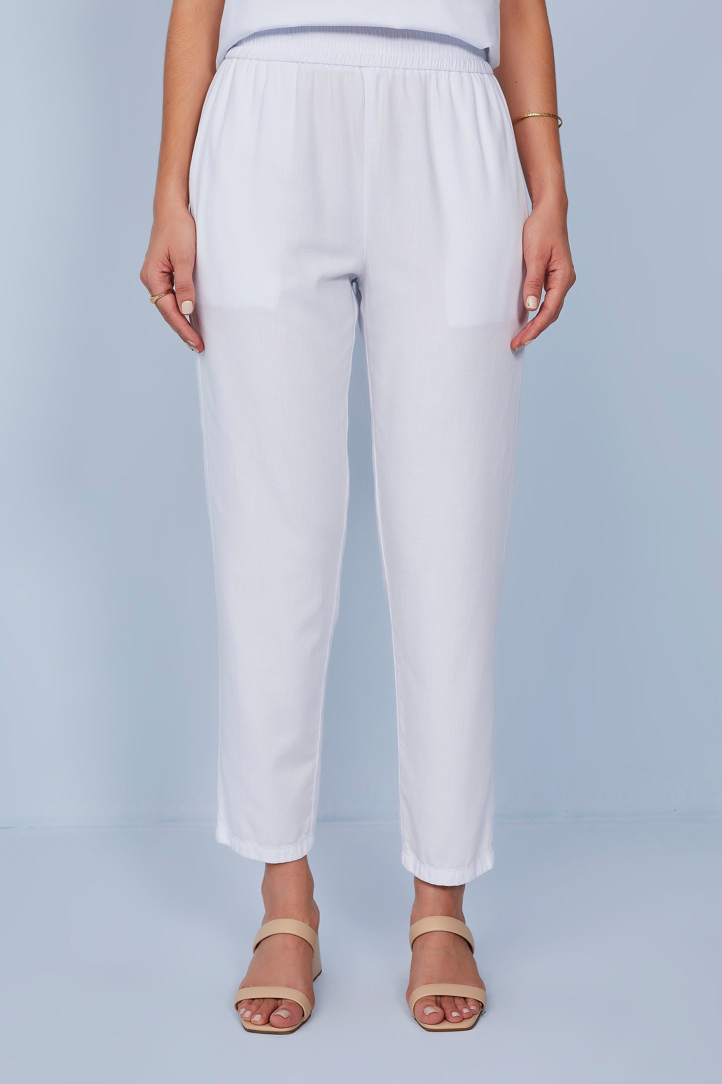 calça sarja mom cintura intermediária com cós de elástico