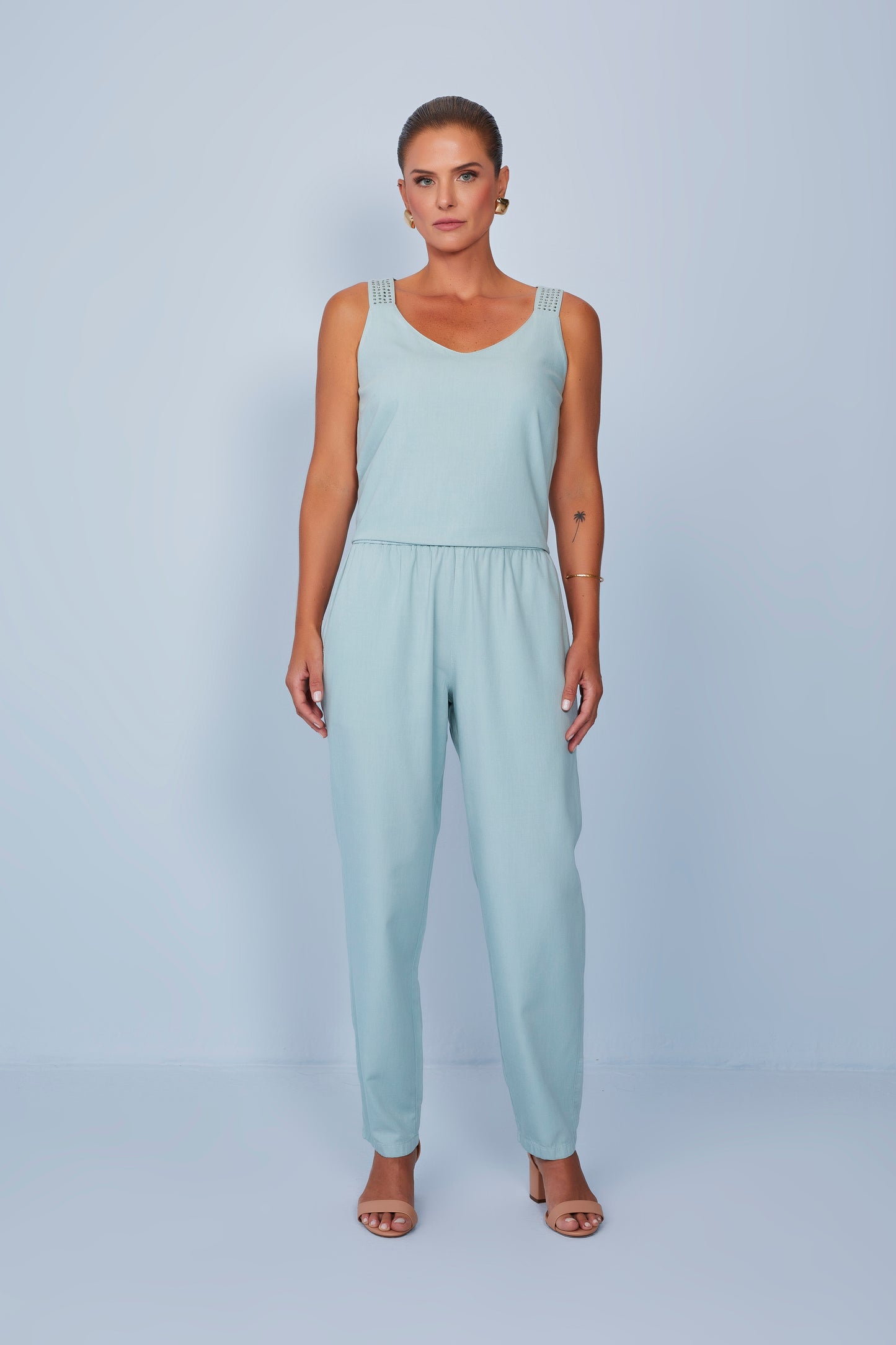 calça sarja mom cintura intermediária com cós de elástico