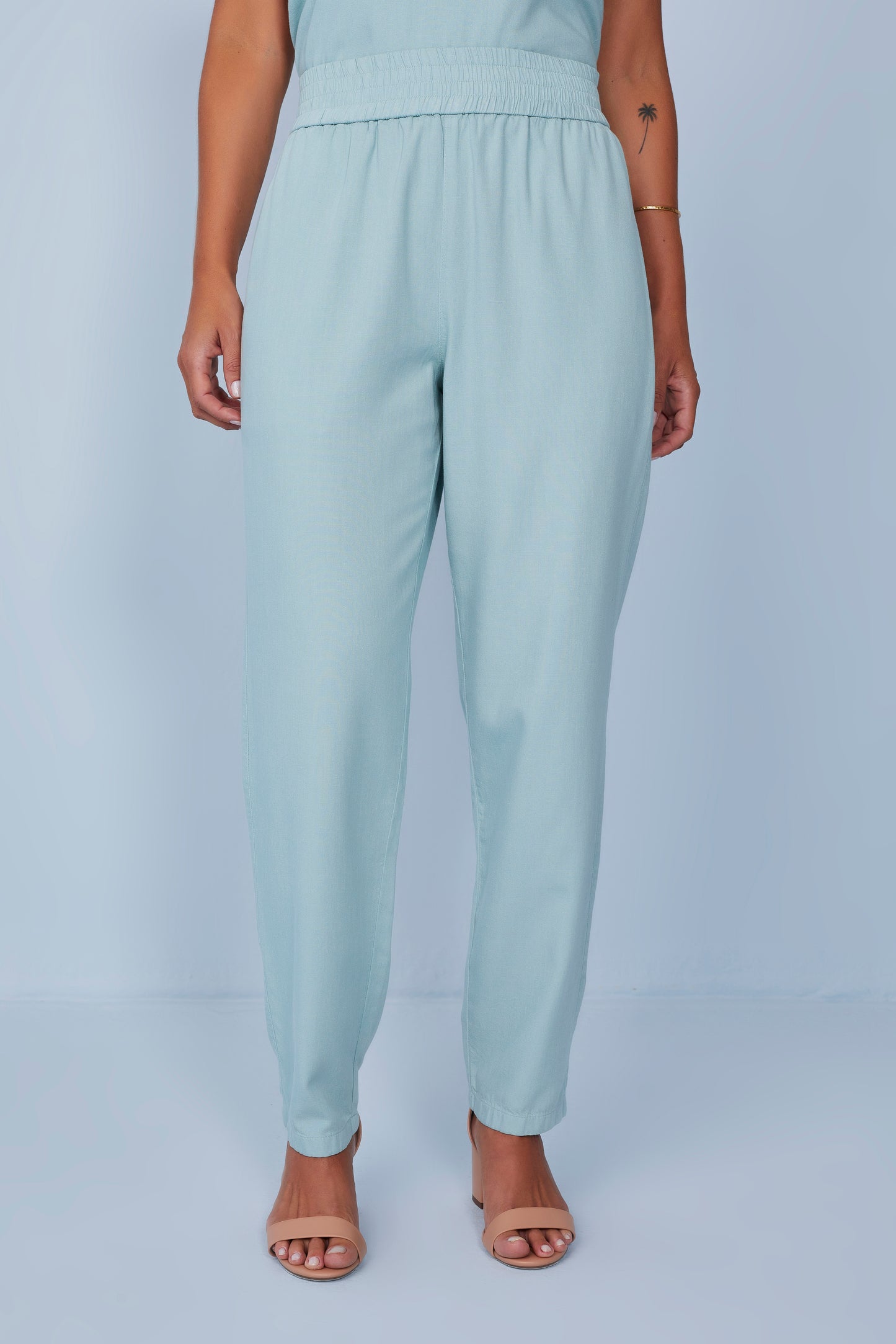 calça sarja mom cintura intermediária com cós de elástico