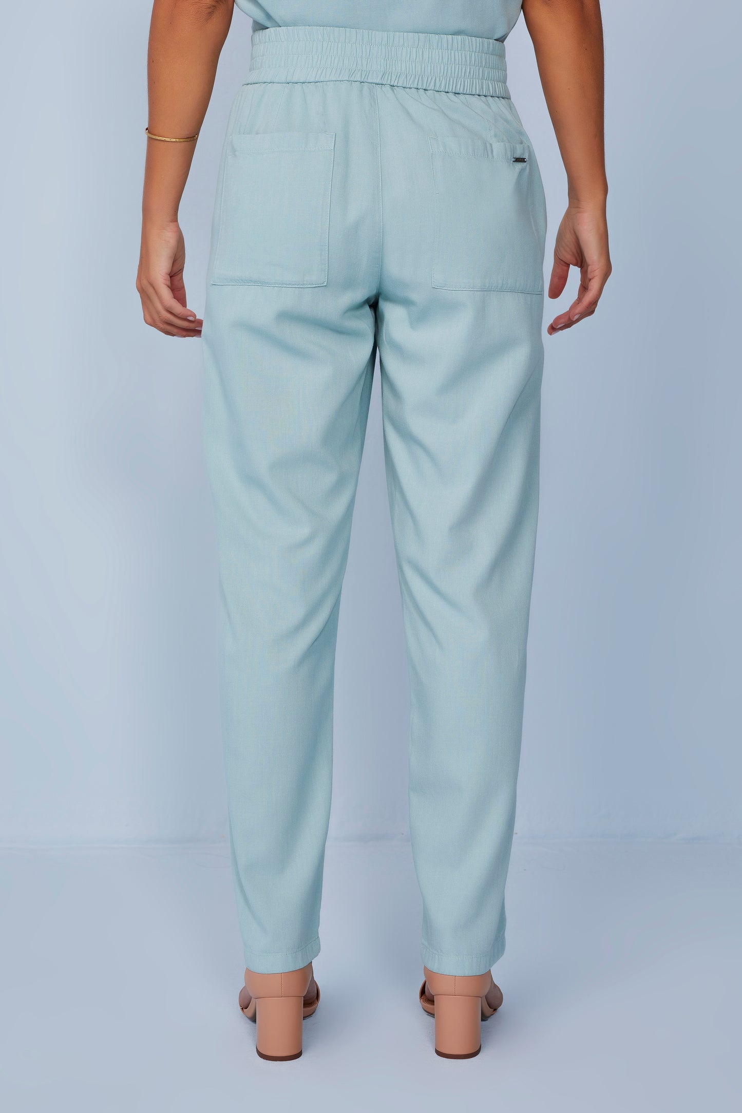 calça sarja mom cintura intermediária com cós de elástico