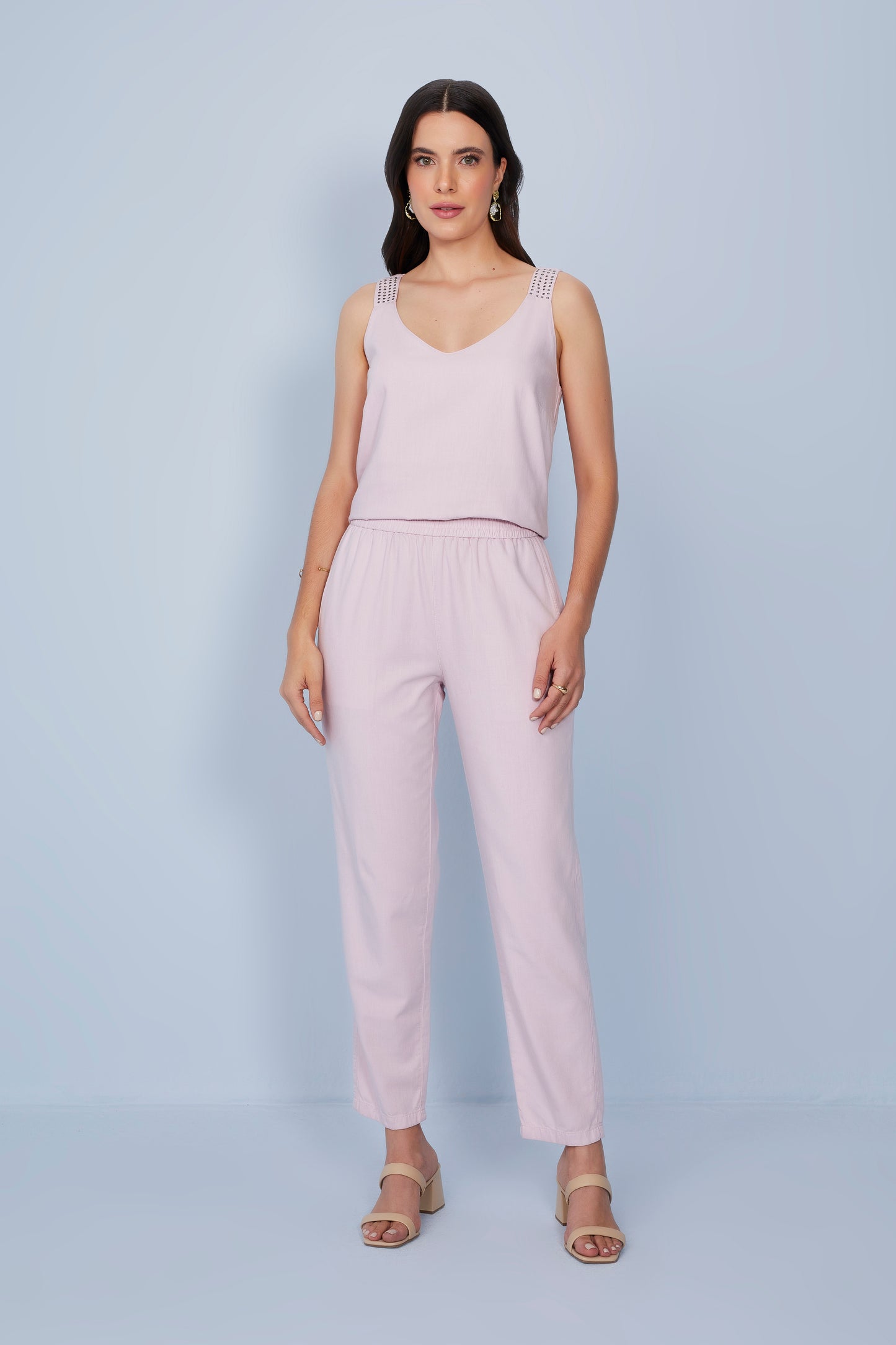 calça sarja mom cintura intermediária com cós de elástico