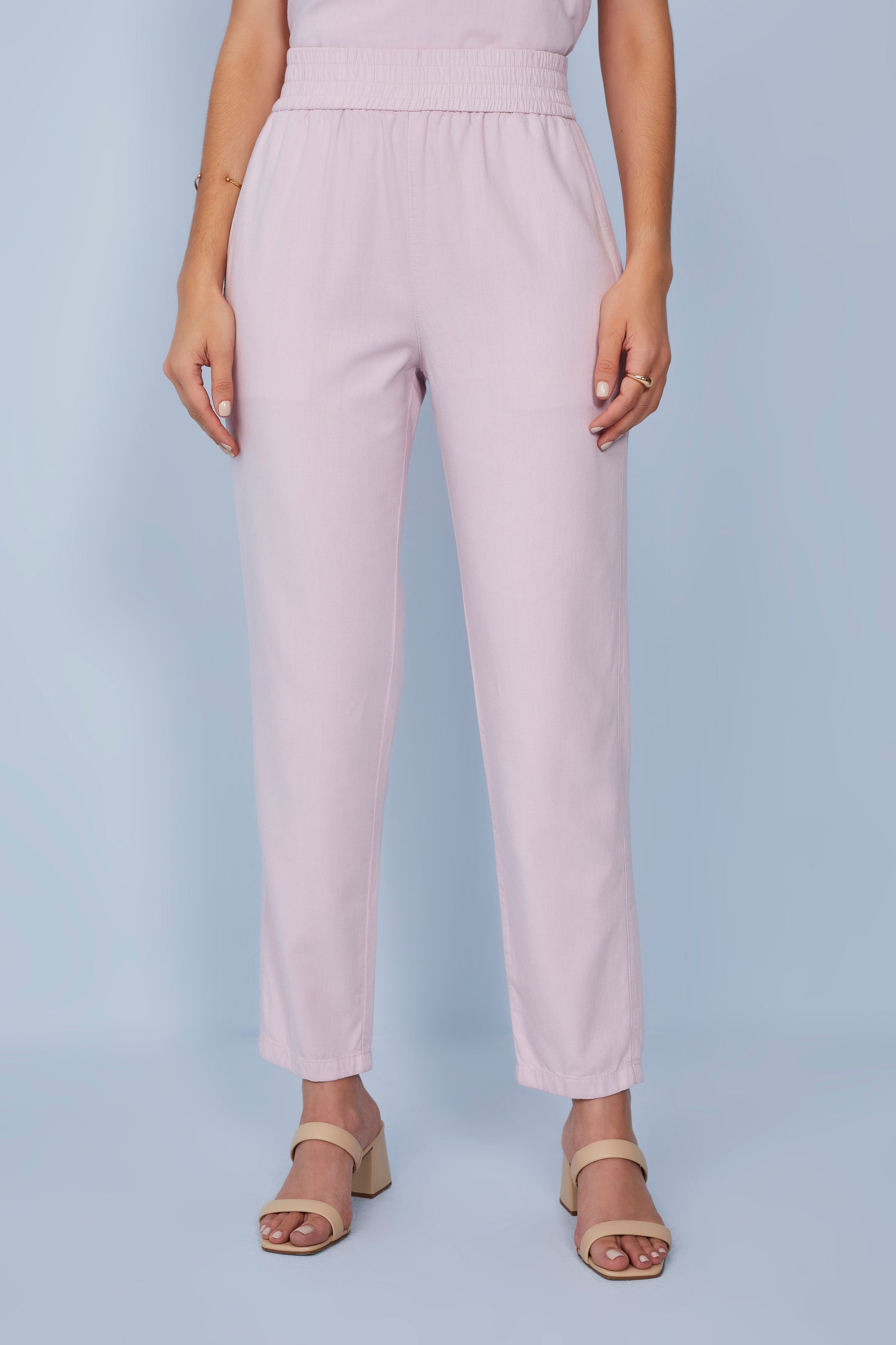 calça sarja mom cintura intermediária com cós de elástico