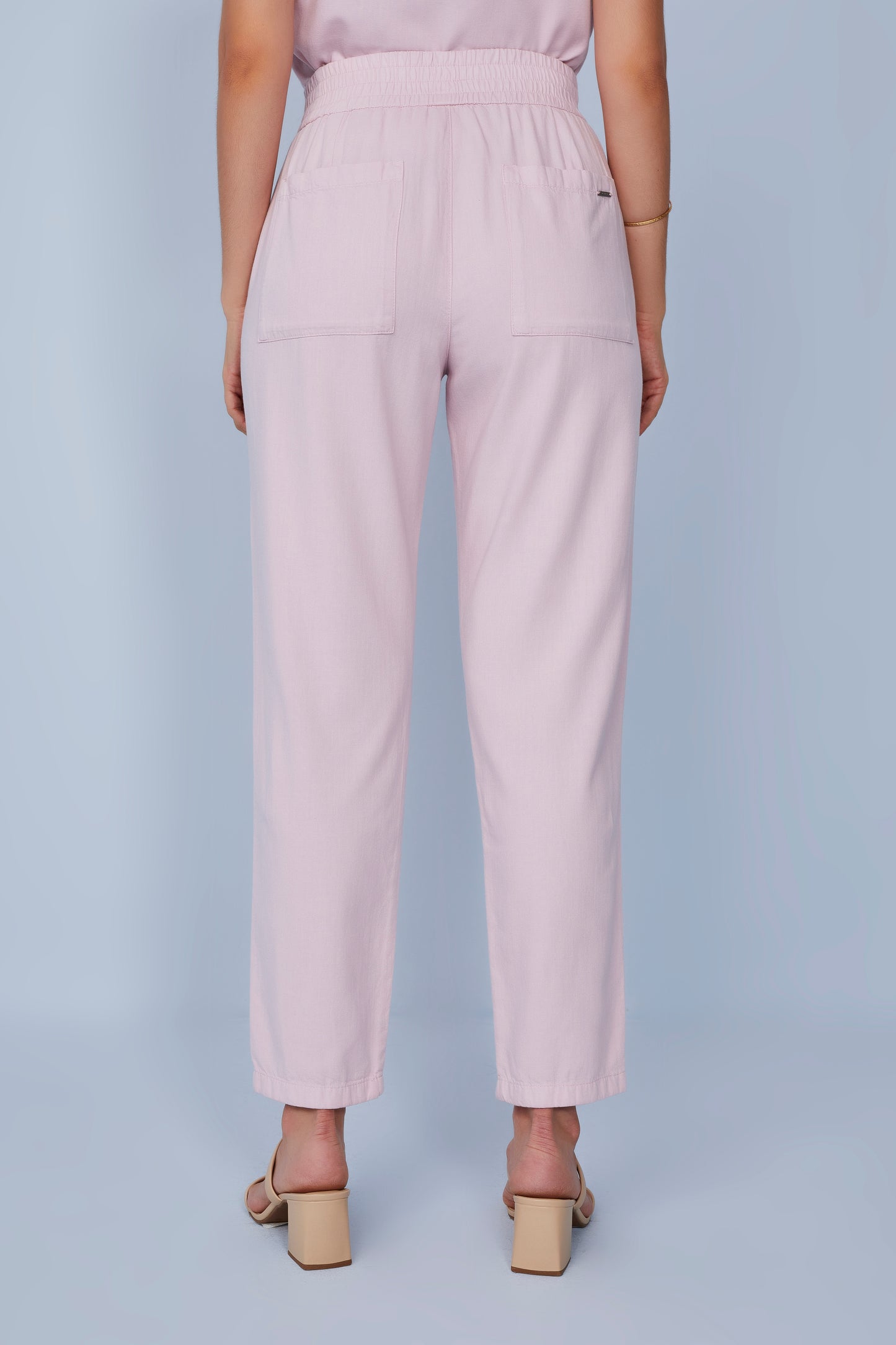 calça sarja mom cintura intermediária com cós de elástico