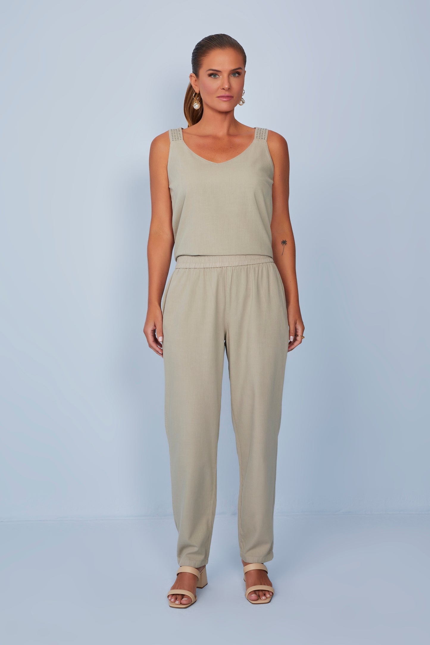 calça sarja mom cintura intermediária com cós de elástico