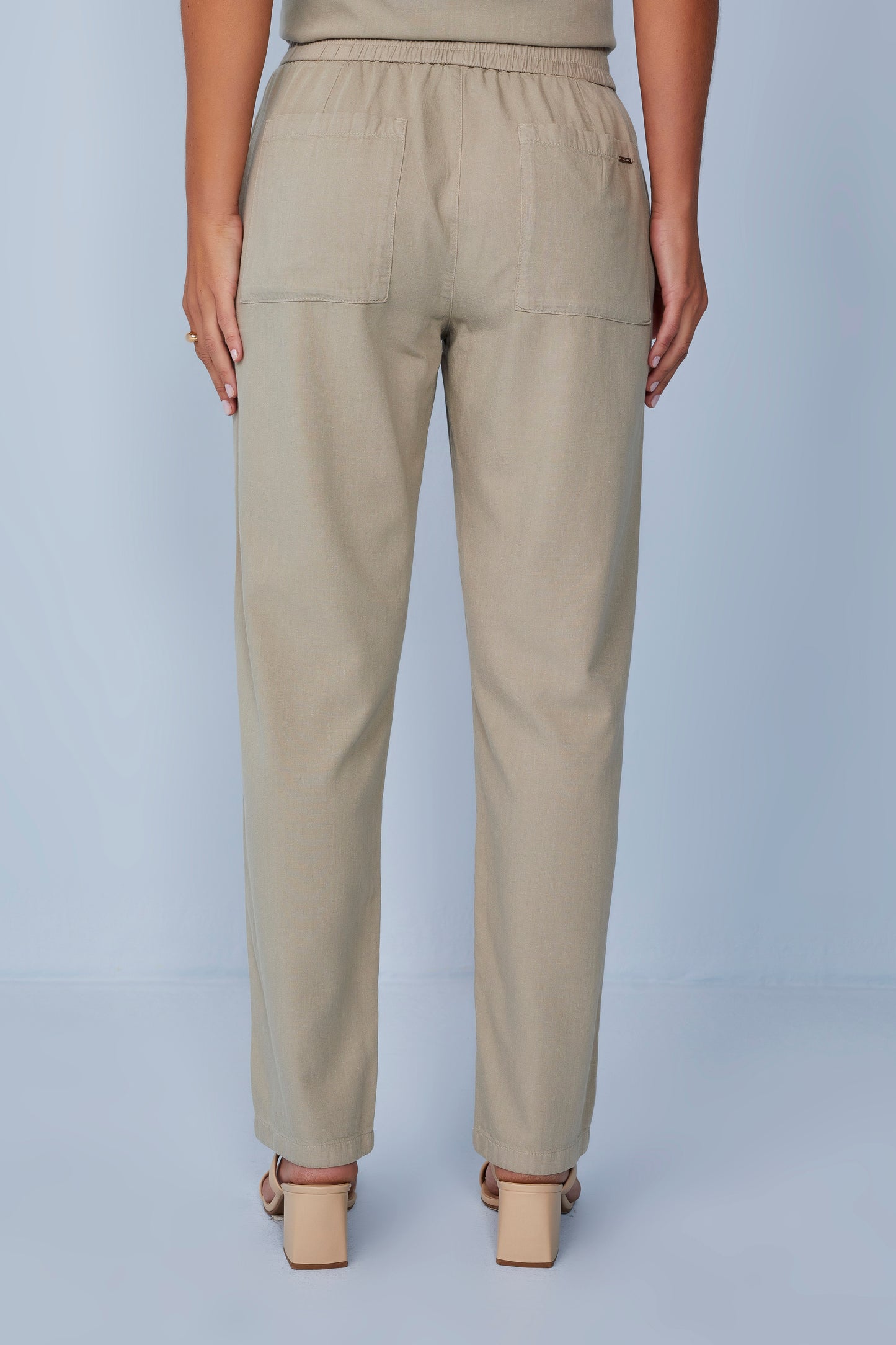 calça sarja mom cintura intermediária com cós de elástico