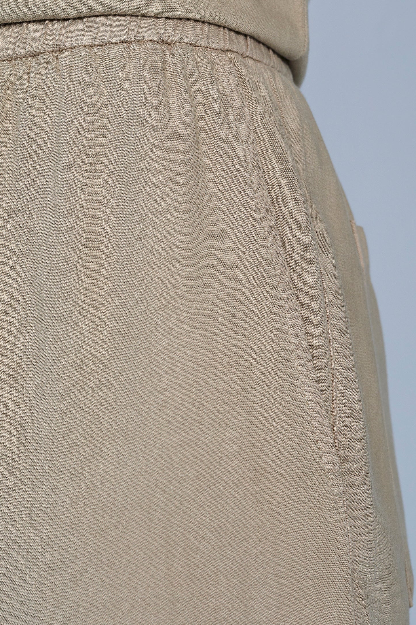 calça sarja mom cintura intermediária com cós de elástico