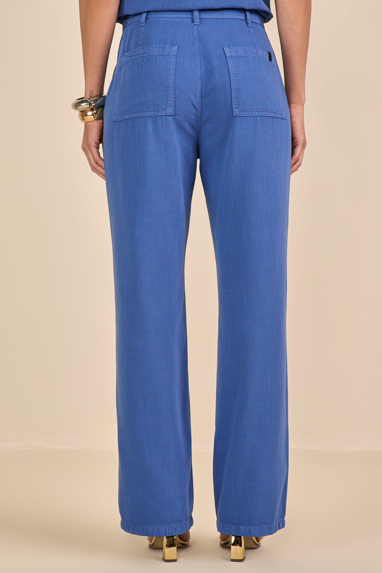 calça sarja pantalona cintura intermediária com bolsos sobrepostos