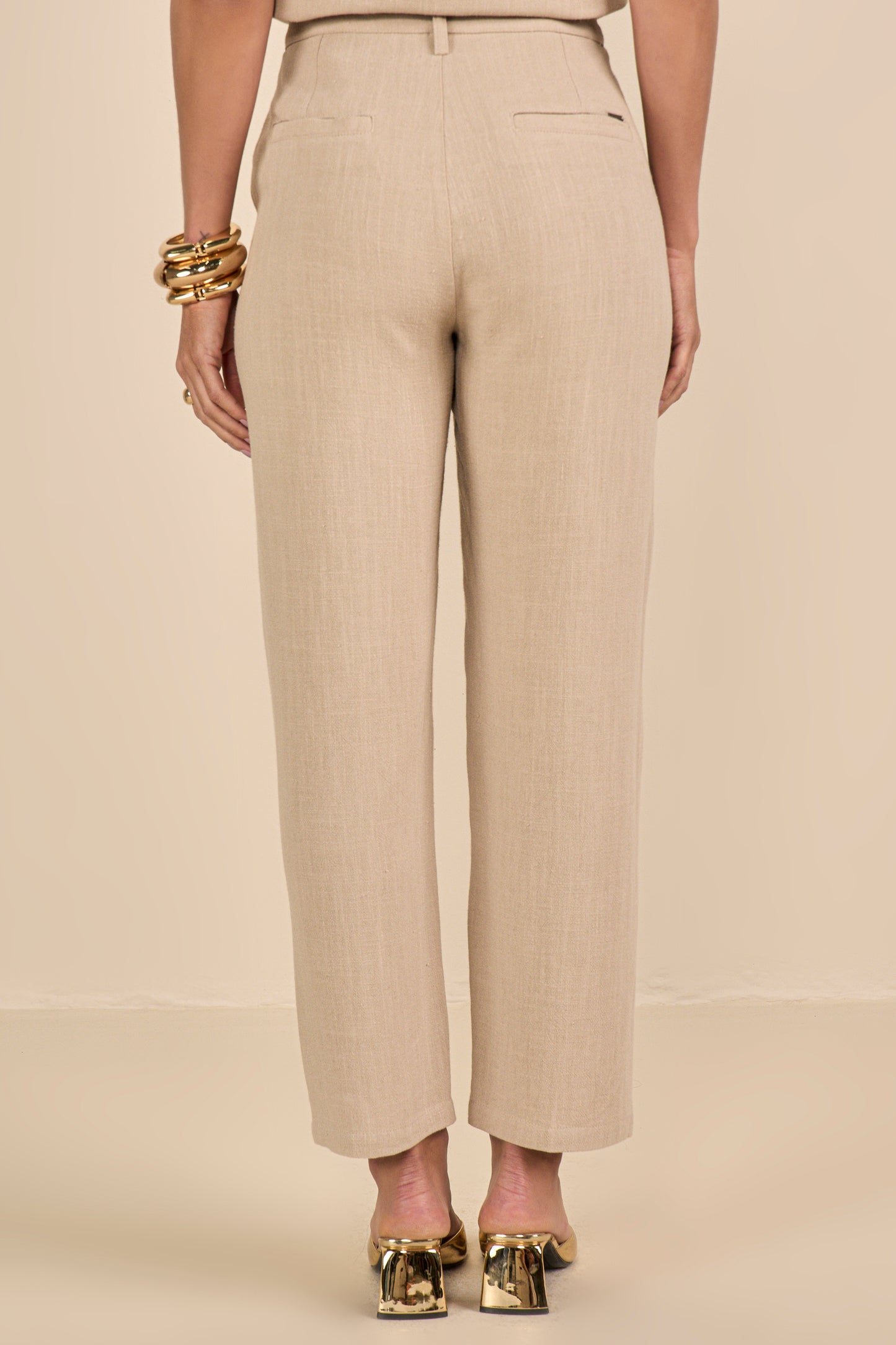 calça viscose mom cintura intermediária com friso