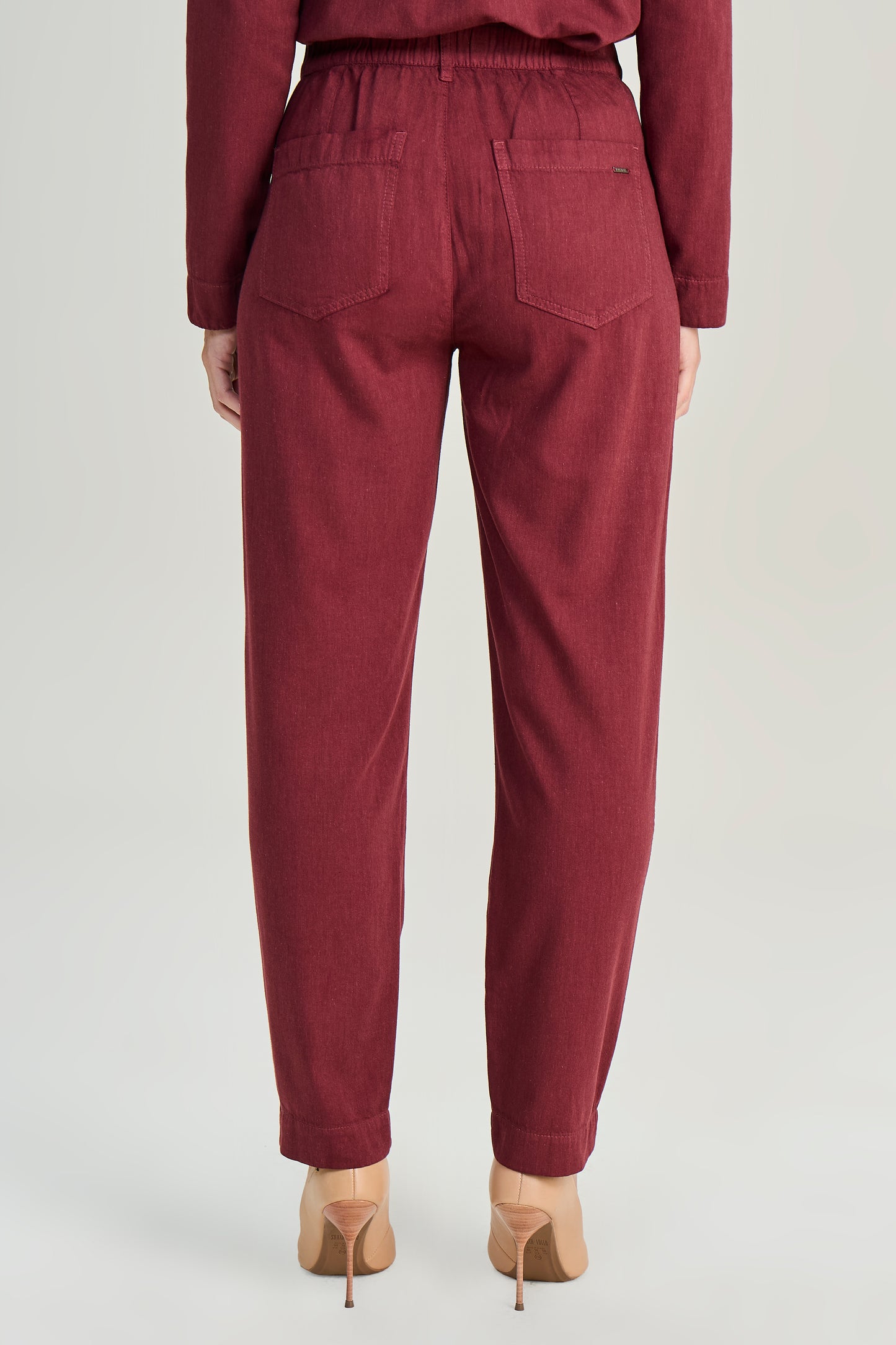 calça sarja mom cintura intermediária cós de elástico