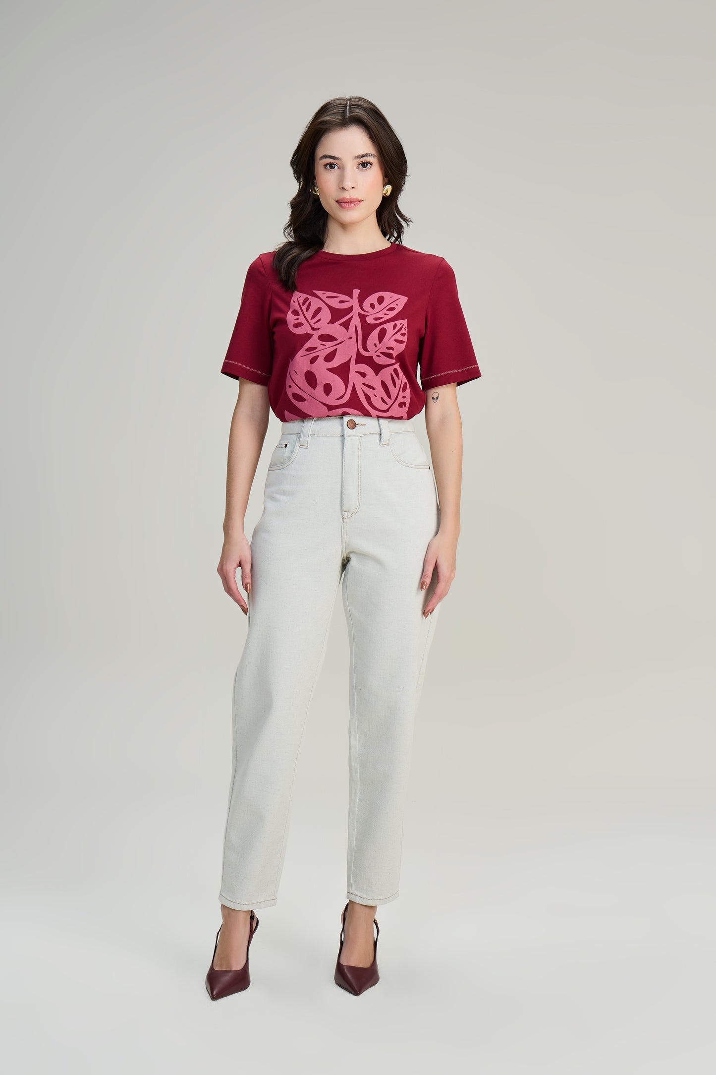 calça sarja mom cintura intermediária tradicional
