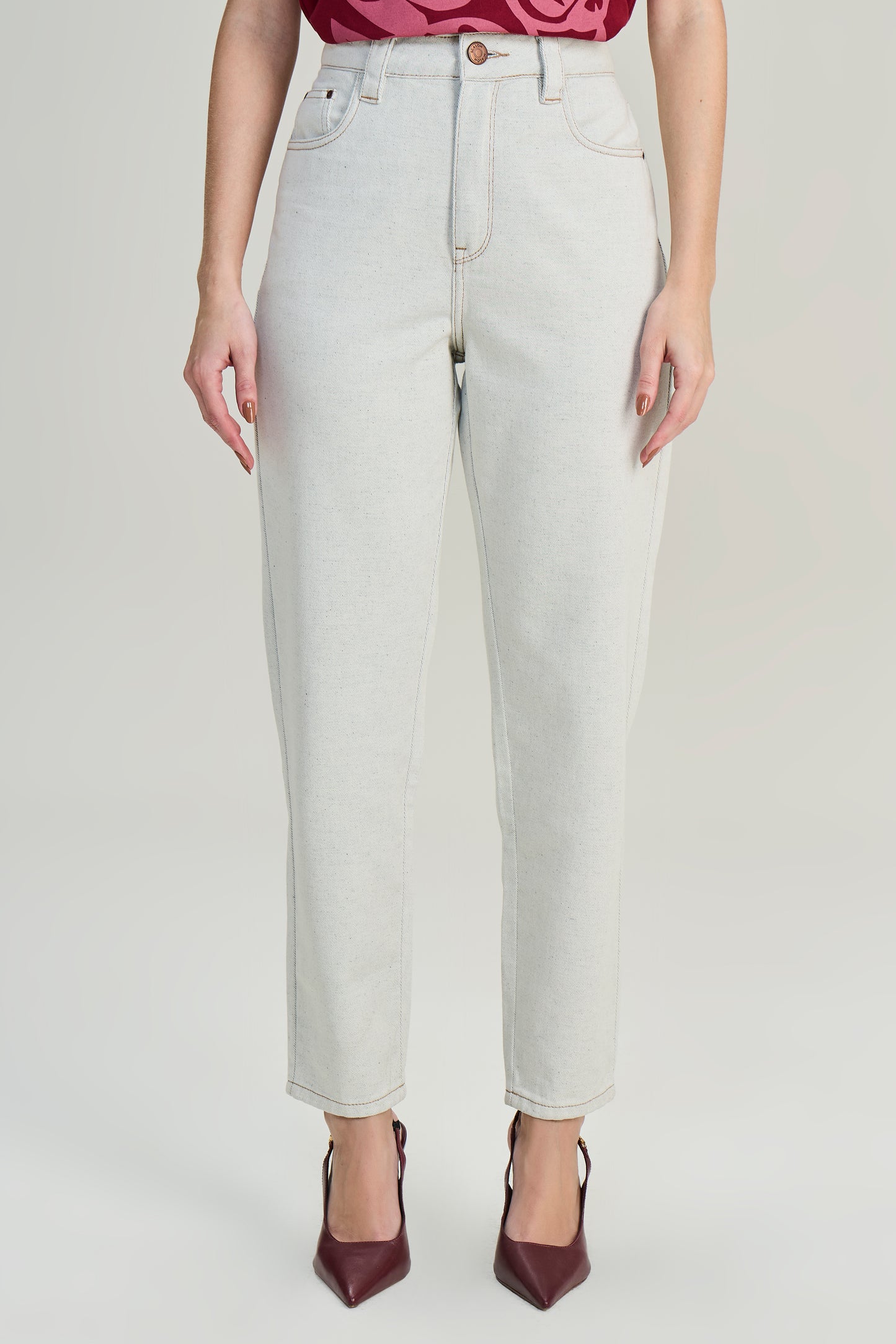 calça sarja mom cintura intermediária tradicional