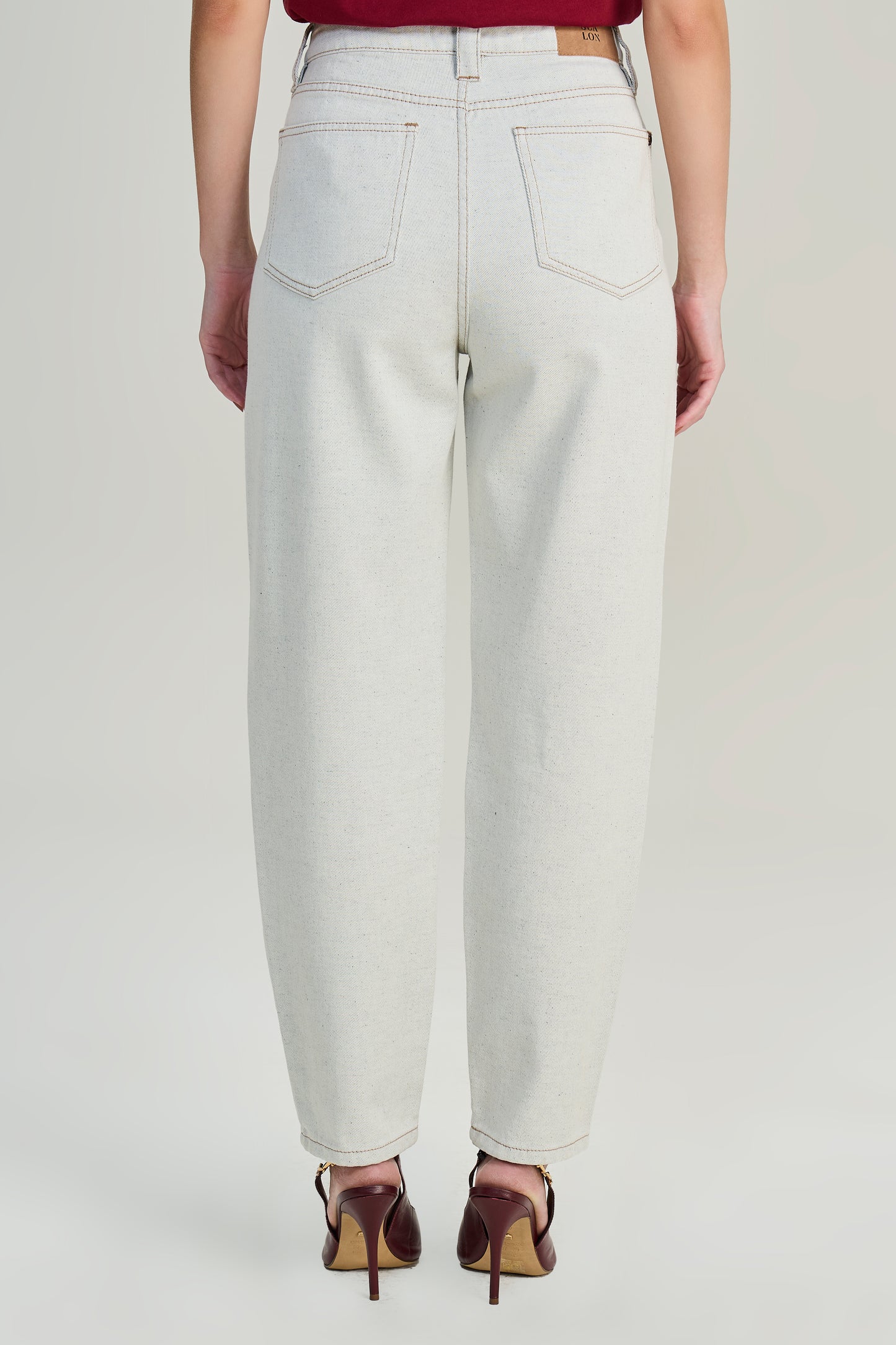 calça sarja mom cintura intermediária tradicional