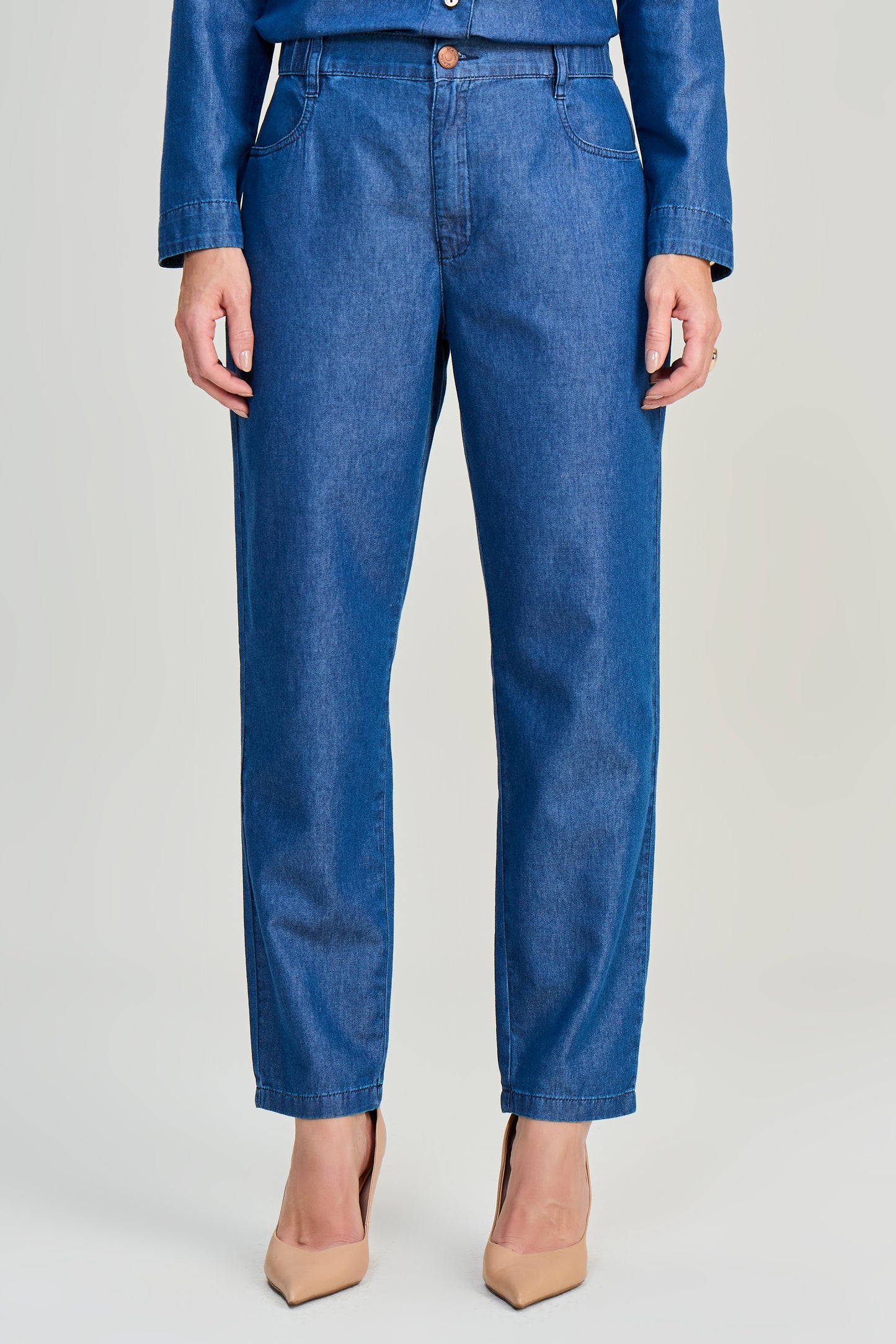 calça jeans mom cintura intermediária com cós de elástico