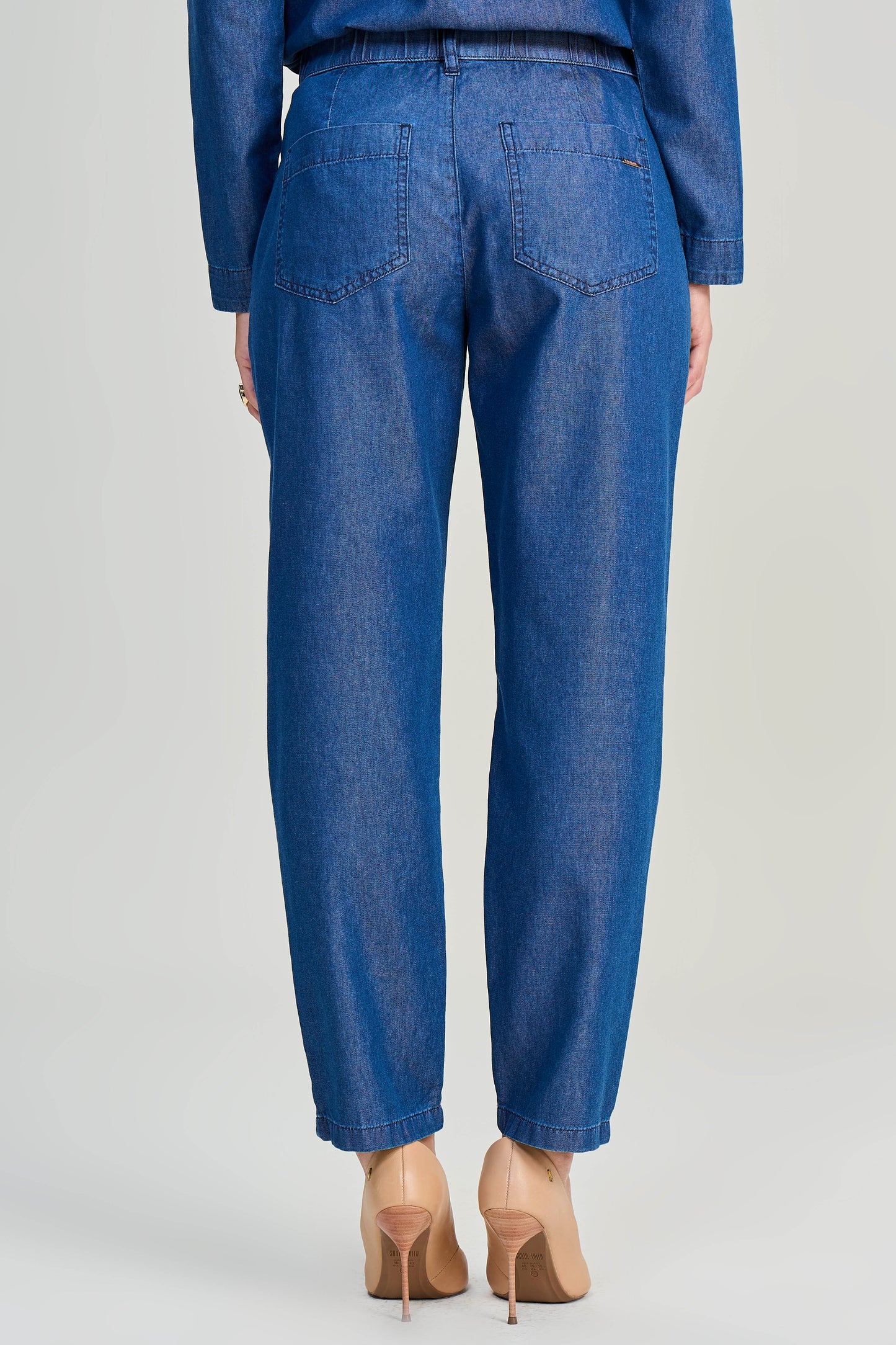 calça jeans mom cintura intermediária com cós de elástico