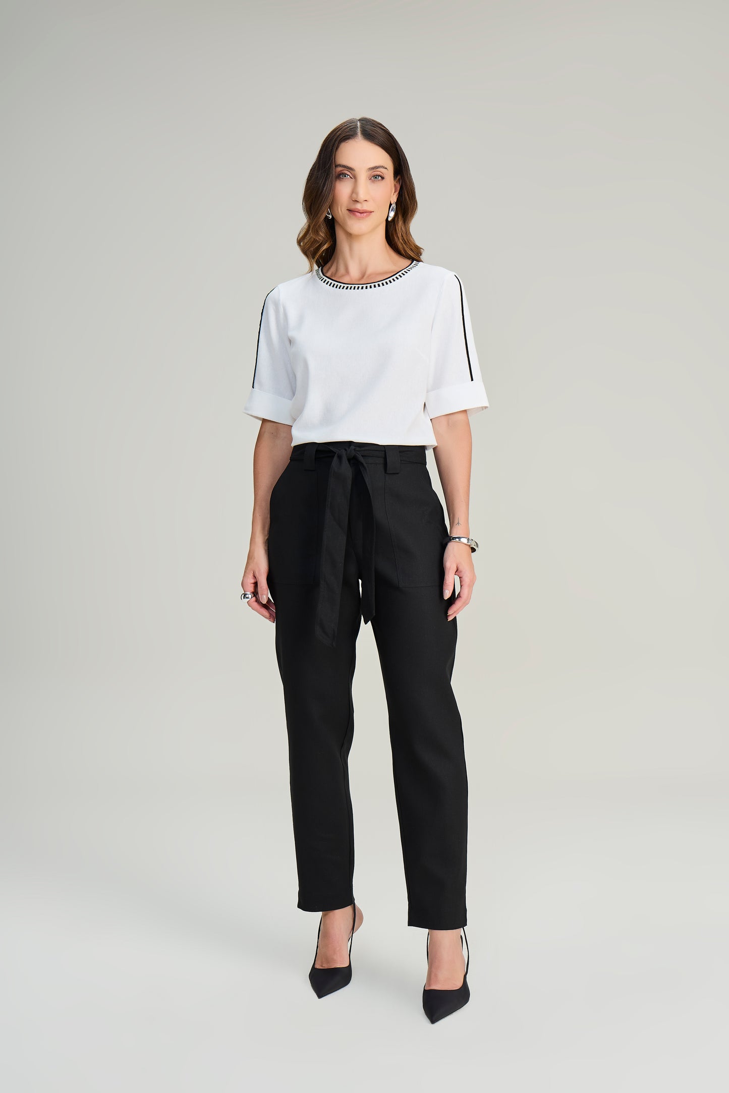 calça viscose mom cintura intermediária com bolsos sobrepostos
