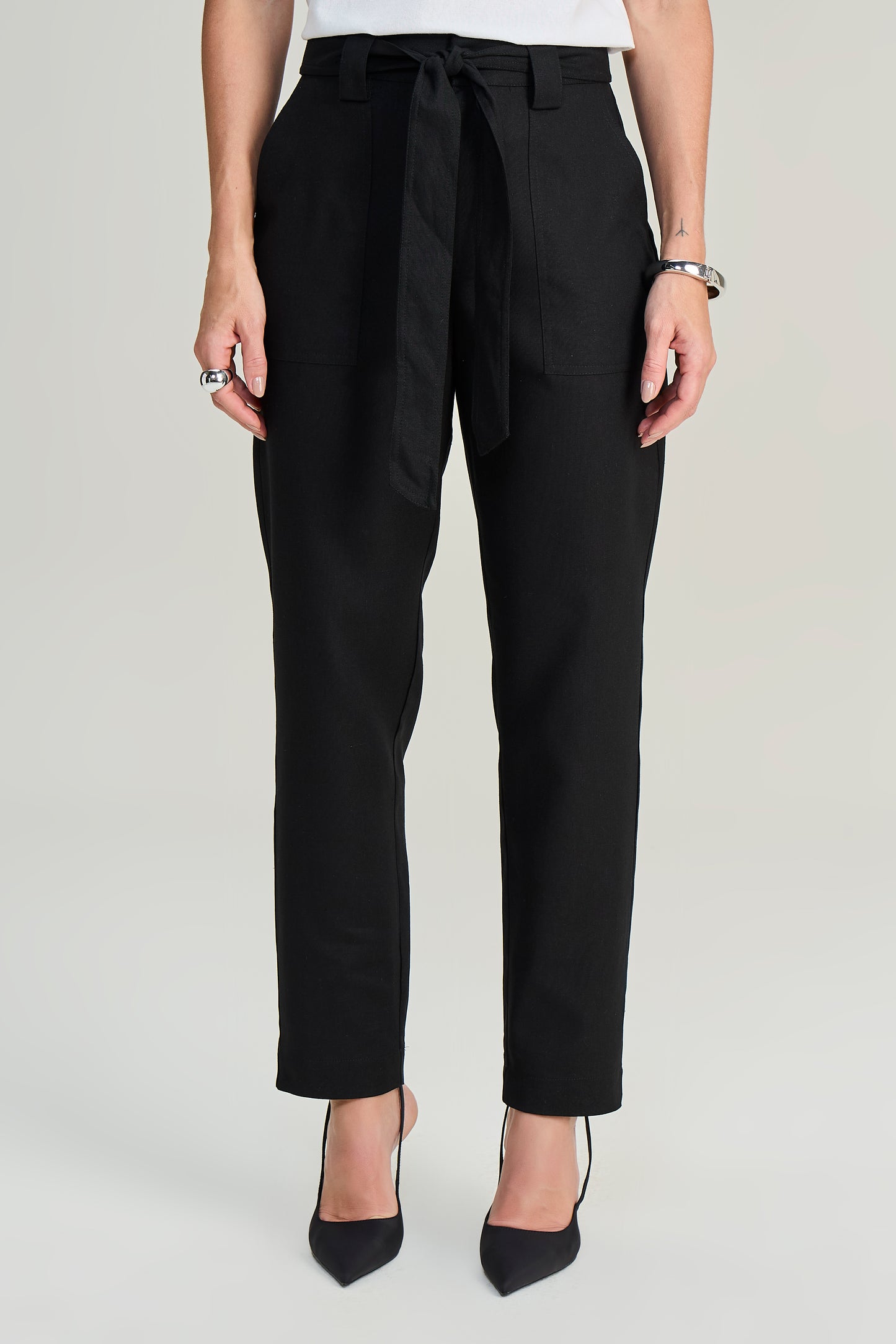 calça viscose mom cintura intermediária com bolsos sobrepostos