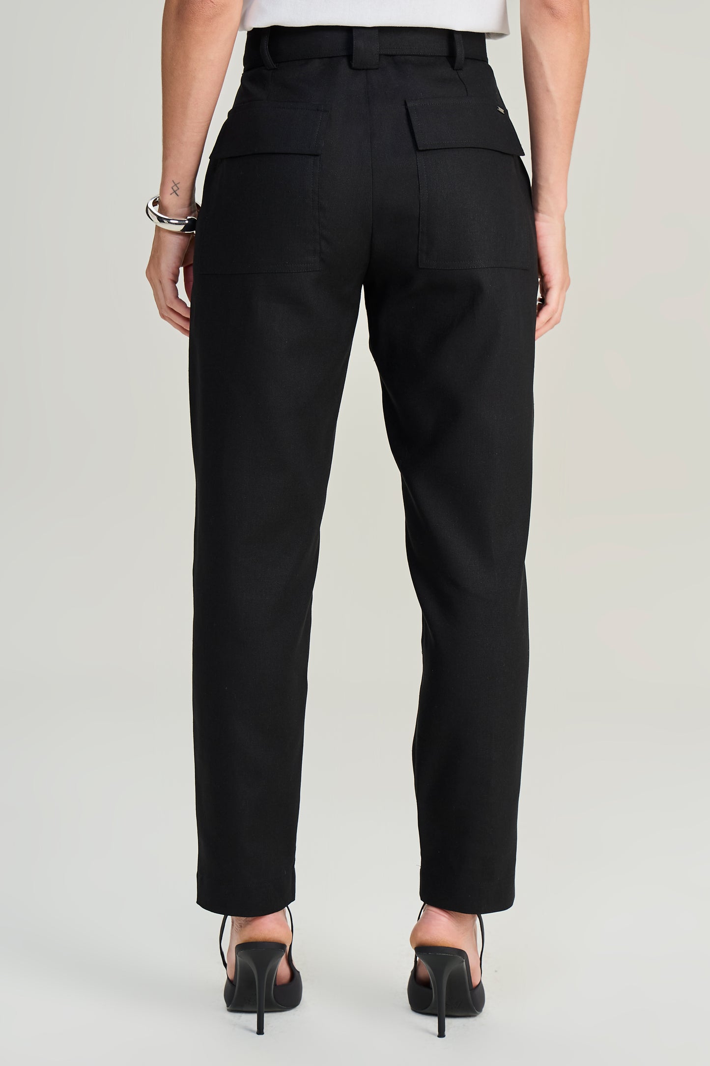 calça viscose mom cintura intermediária com bolsos sobrepostos