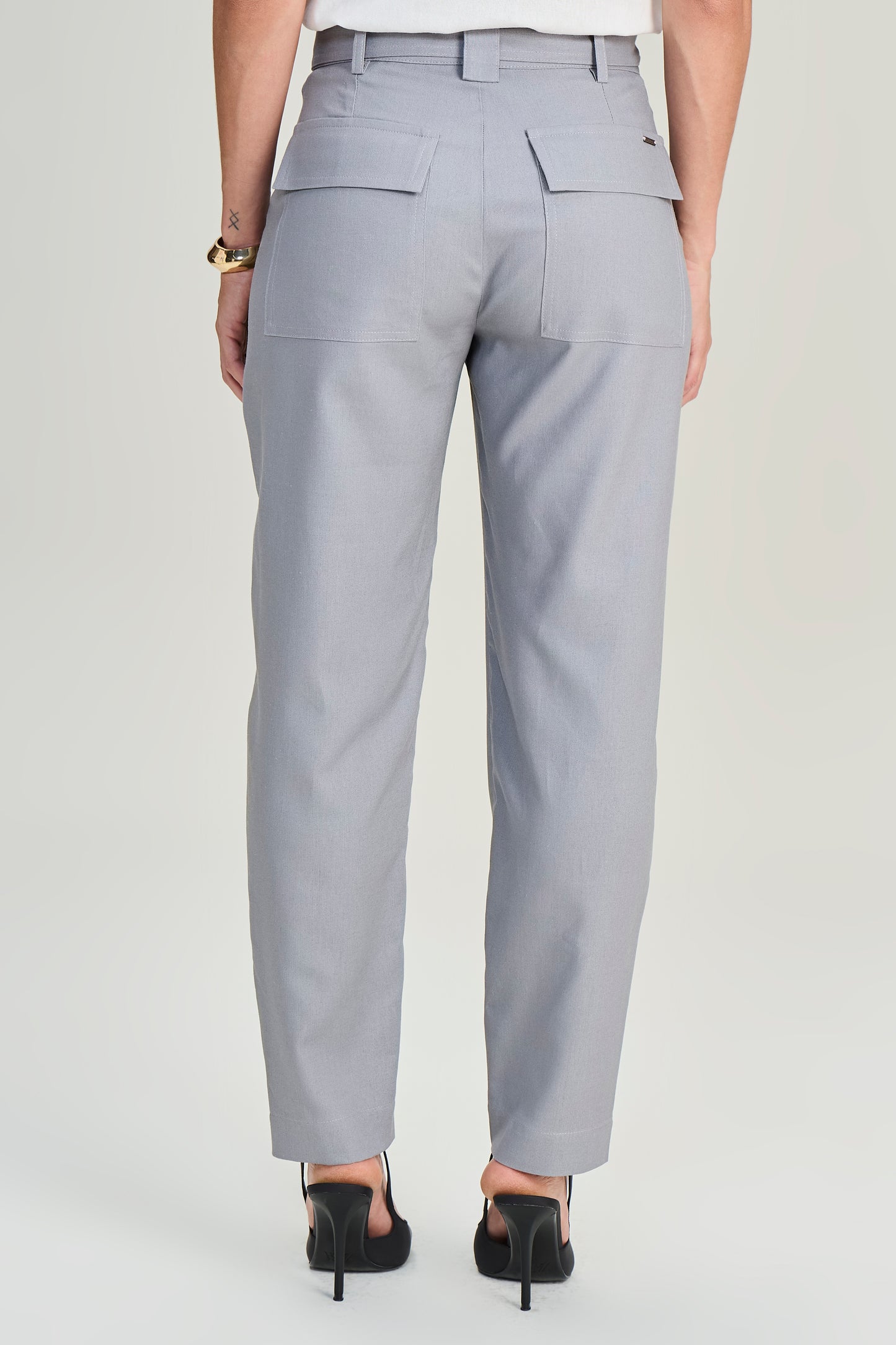 calça viscose mom cintura intermediária com bolsos sobrepostos