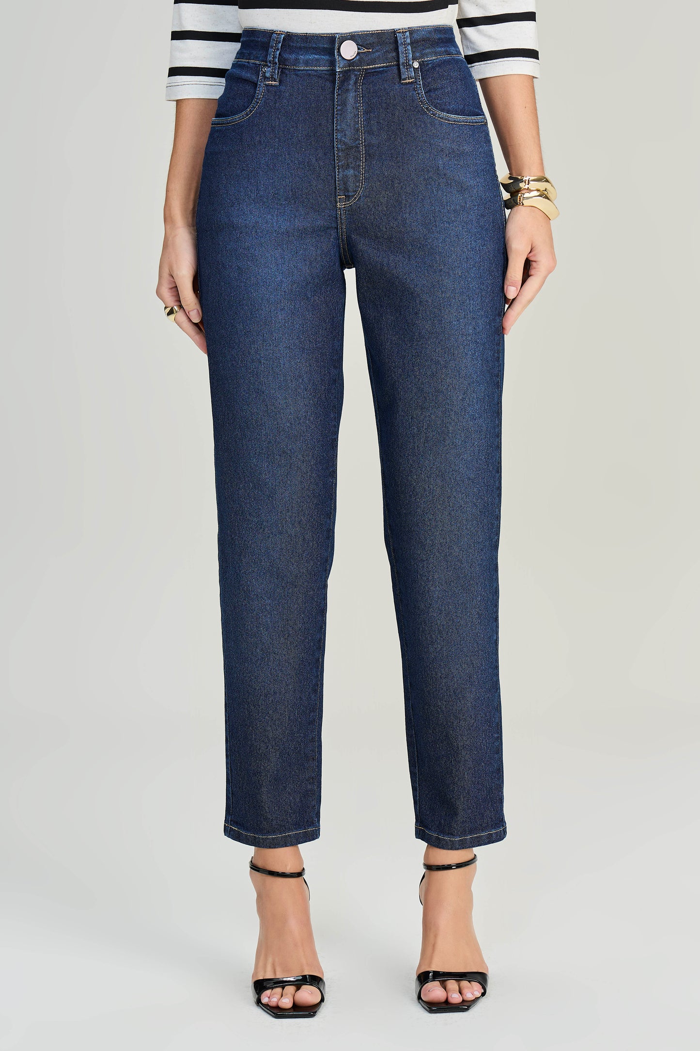 calça jeans mom cintura intermediária básica