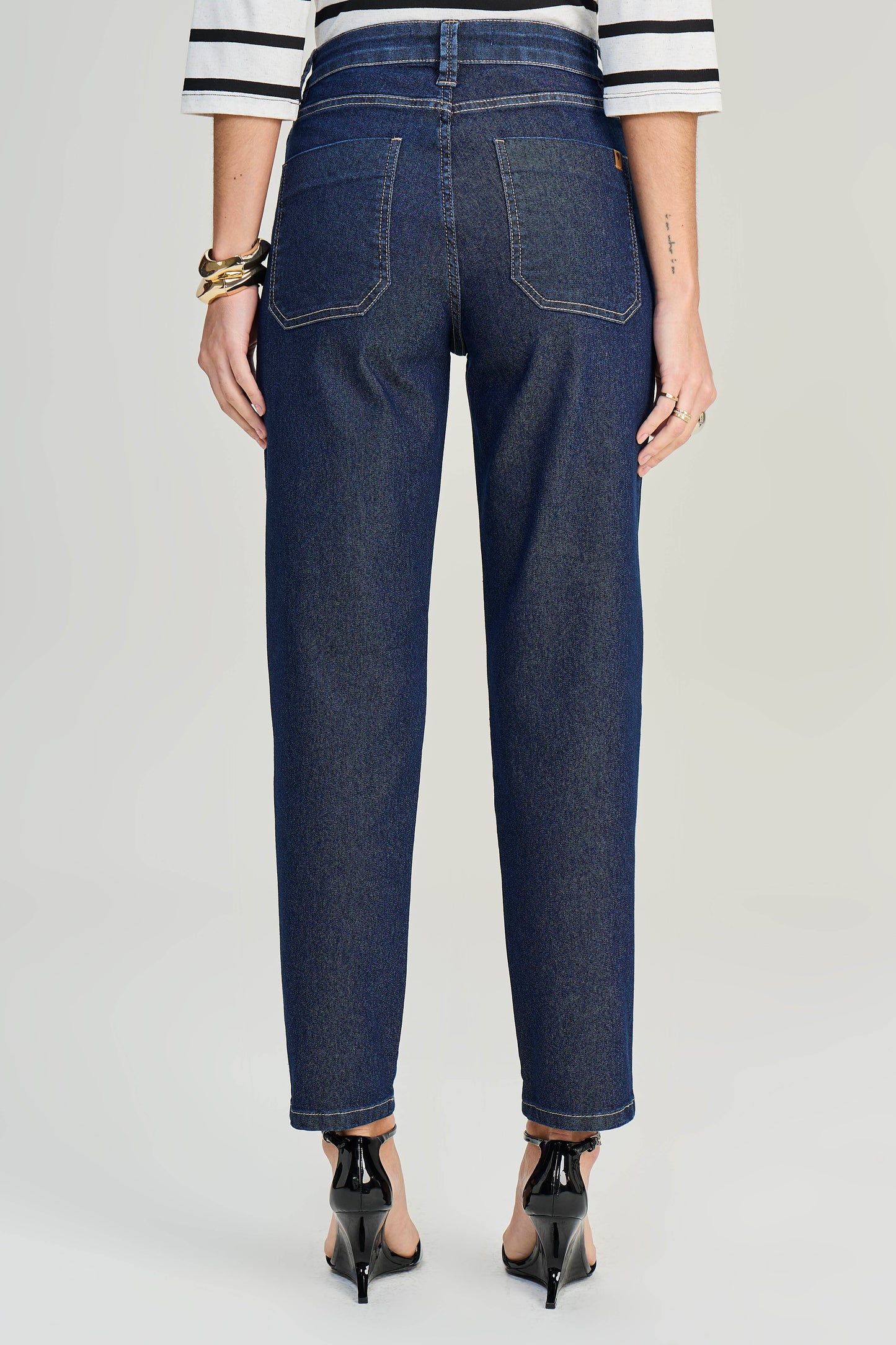 calça jeans mom cintura intermediária básica
