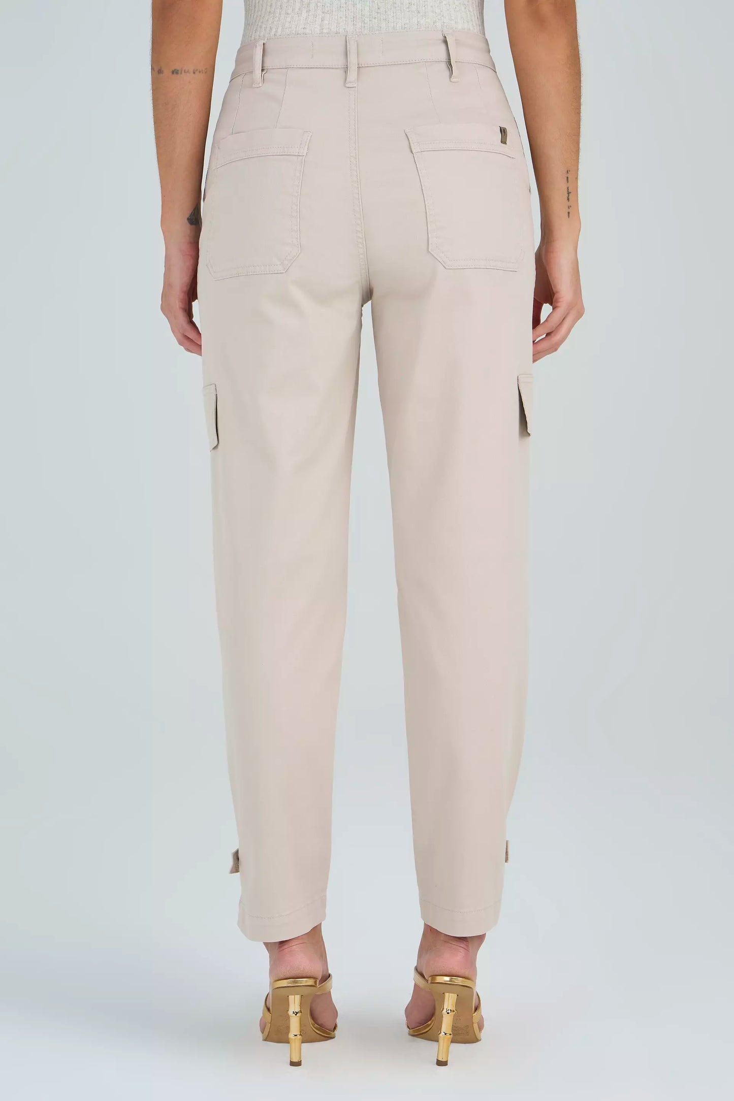 calça sarja mom cintura intermediária cargo