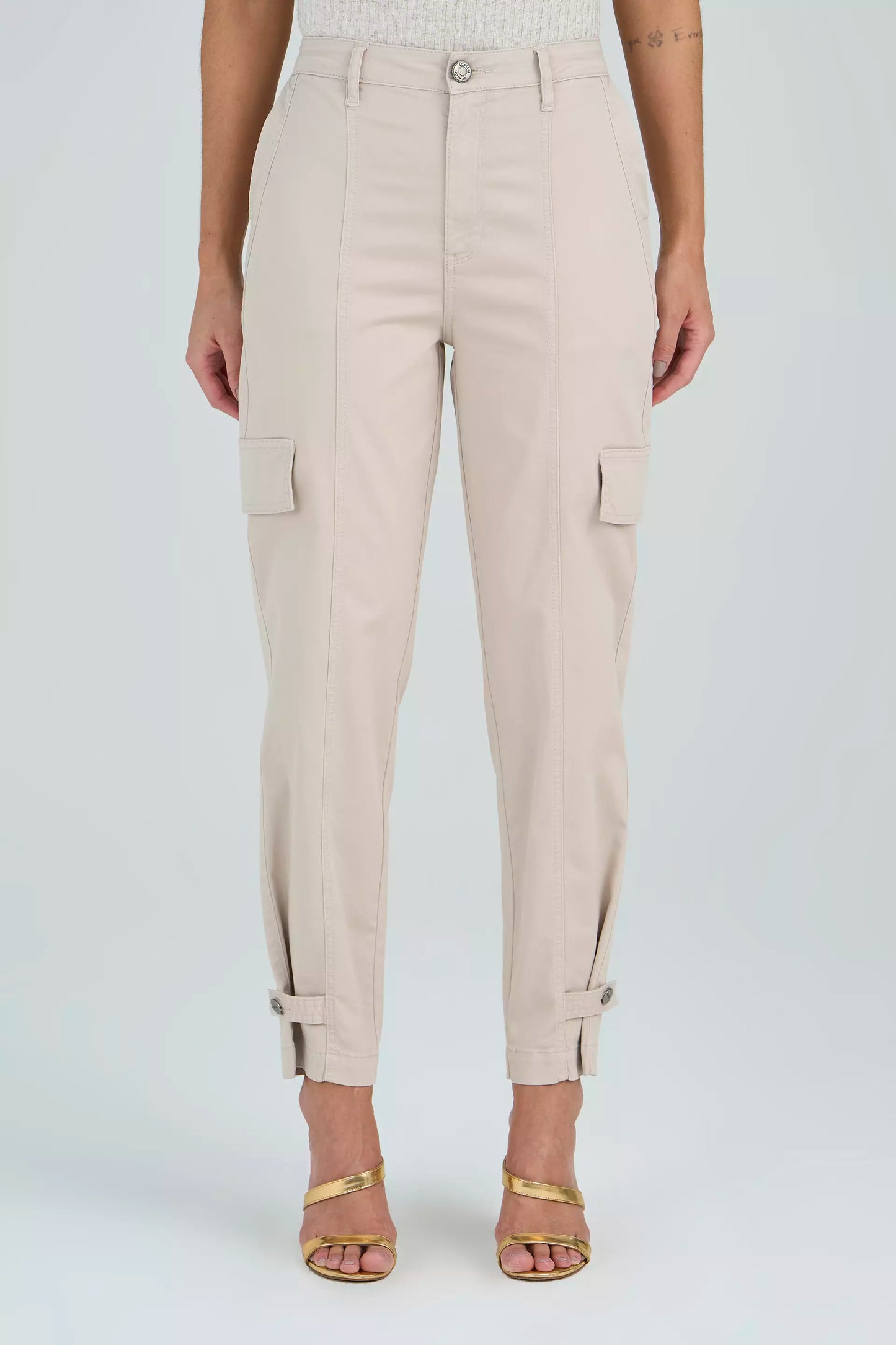 calça sarja mom cintura intermediária cargo