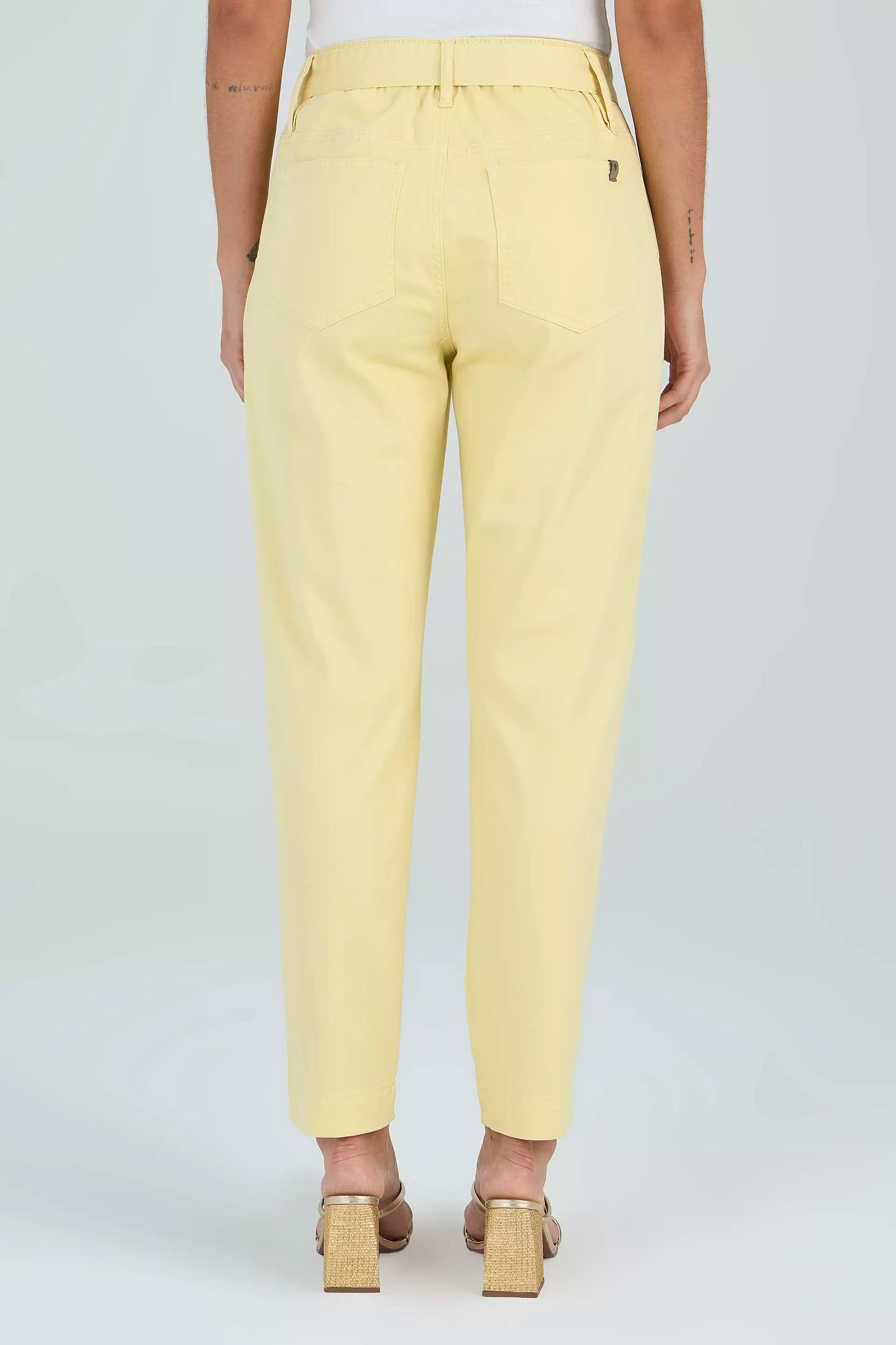 calça sarja color mom cintura intermediária com faixa