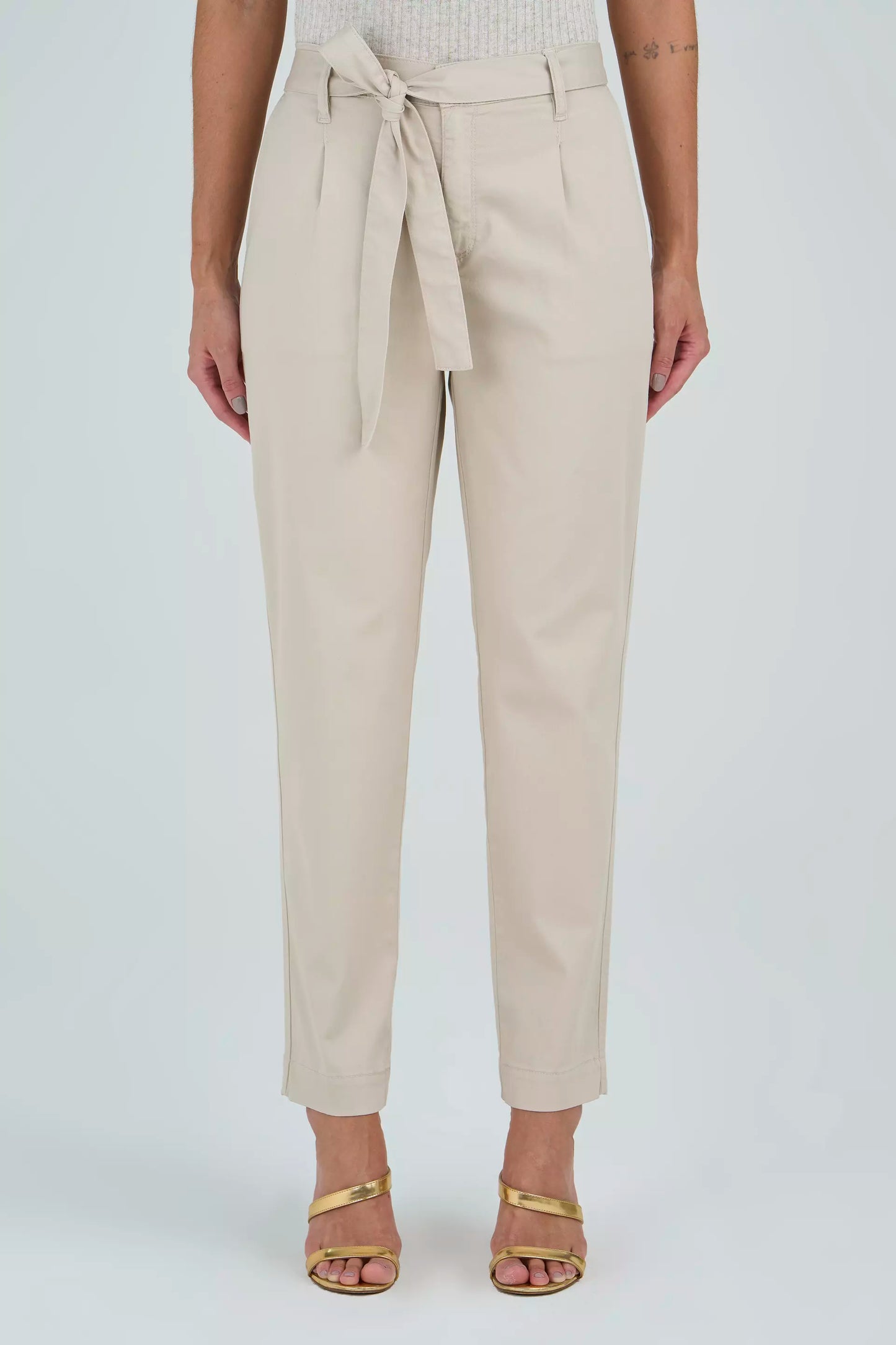 calça sarja color mom cintura intermediária com faixa