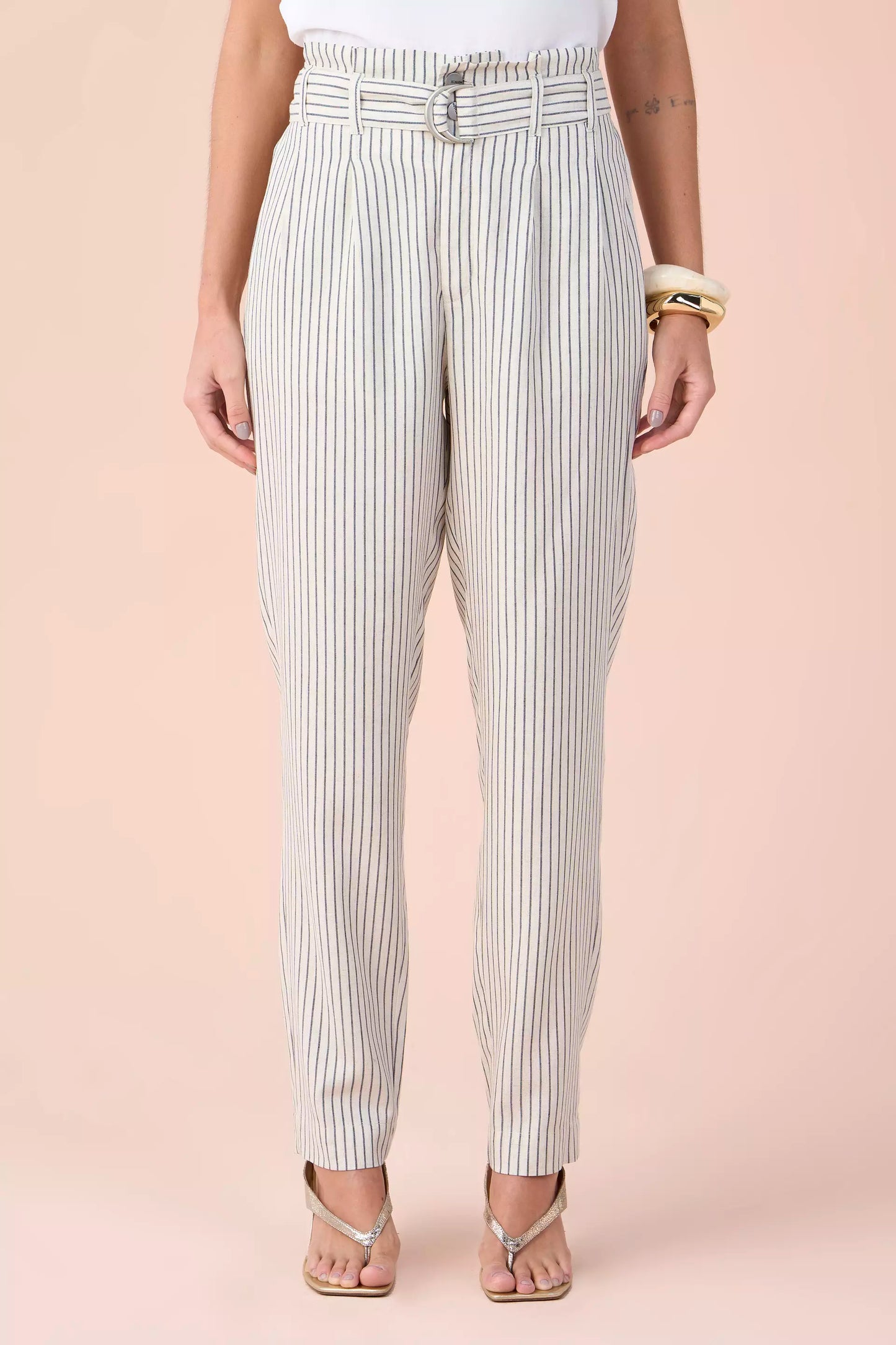 calça viscose mom cintura intermediária com pregas e faixa