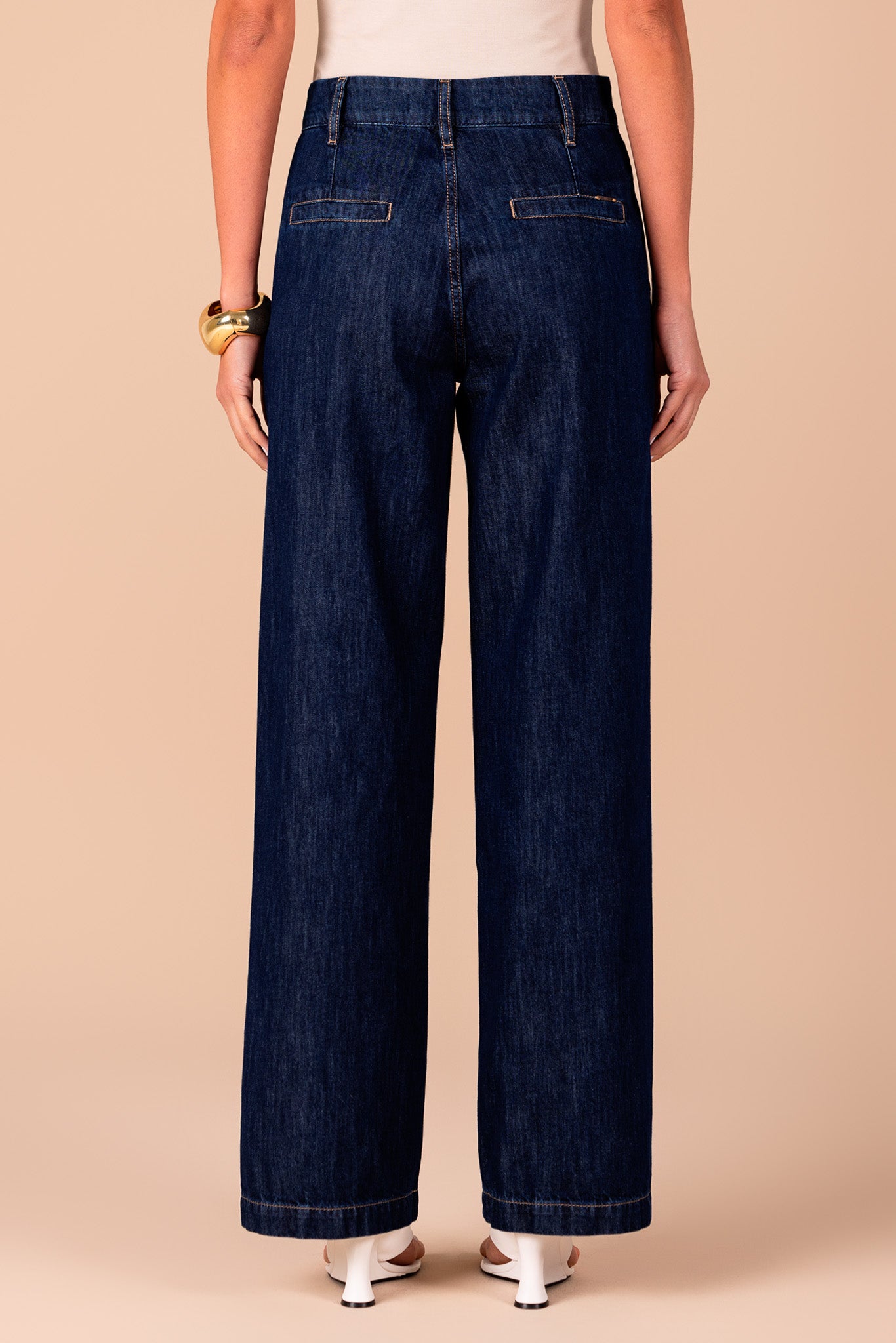 calça jeans pantalona cintura intermediária com detalhe travete