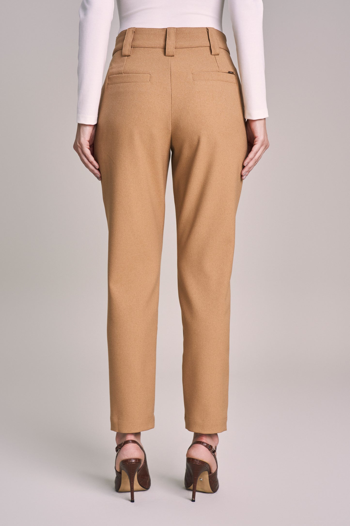 calça crepe mom cintura intermediária alfaiataria