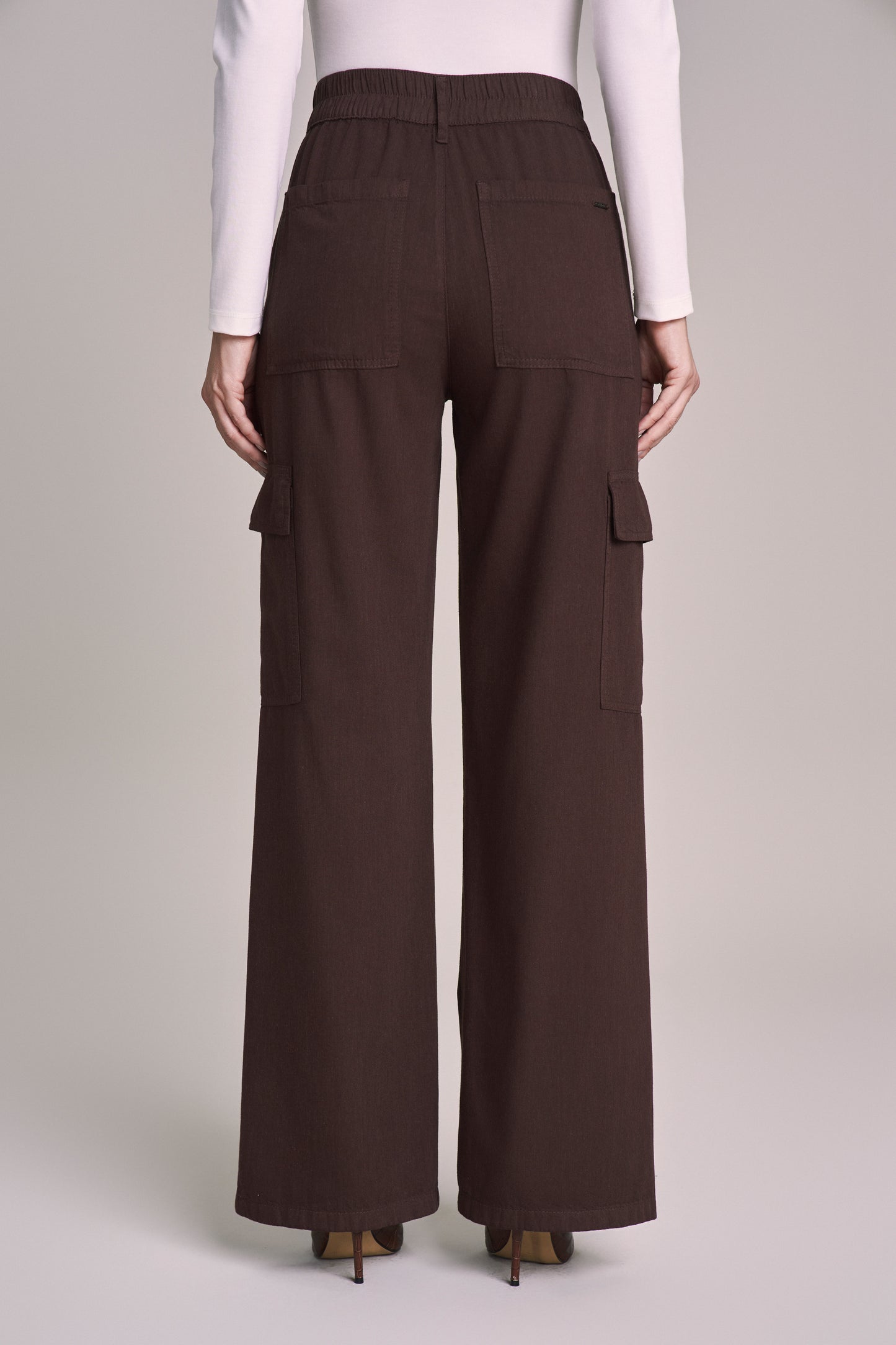 calça sarja wide leg cinturaintermediária com bolsos cargo