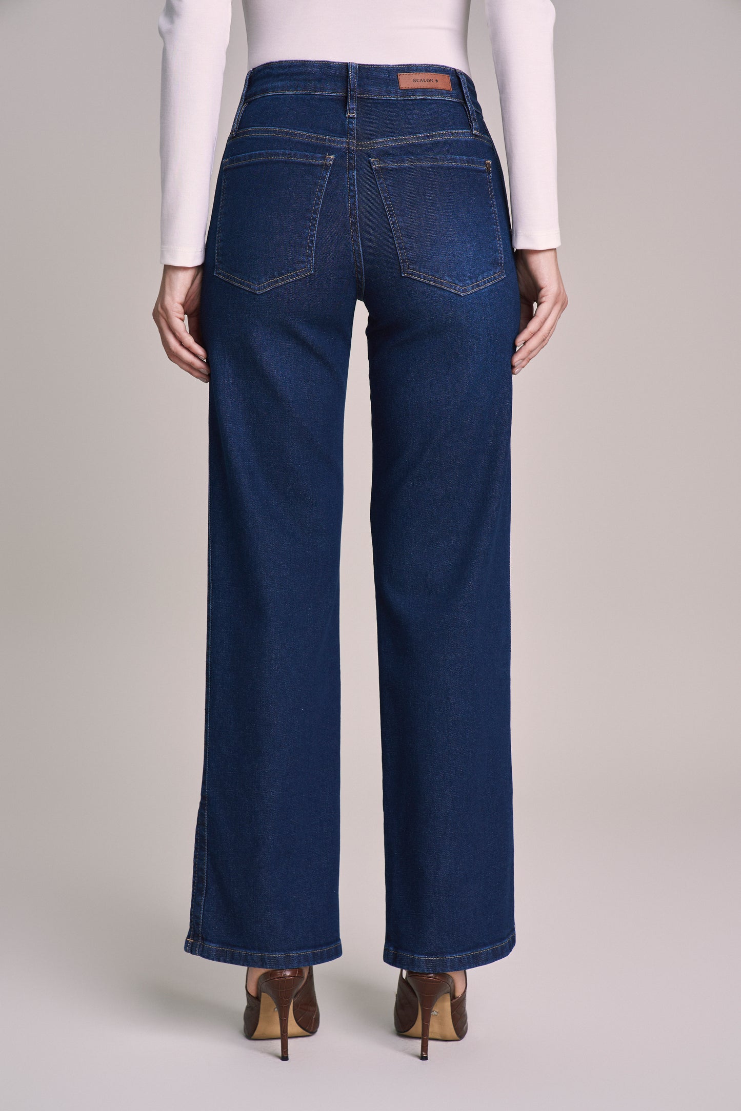 calça jeans wide leg cintura intermediária com abertura
