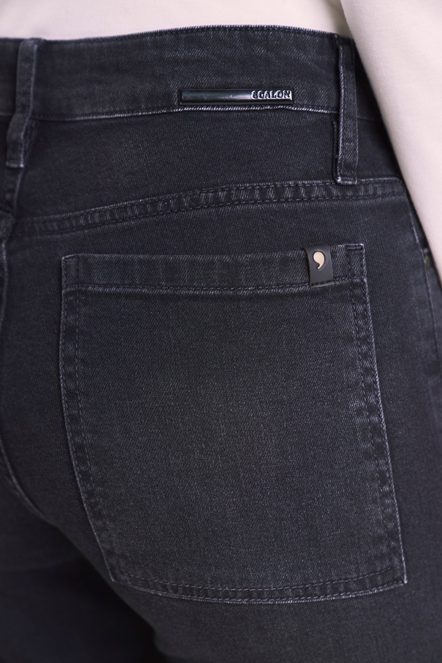 calça jeans black wide leg cintura intermediaria com bolsos cargo