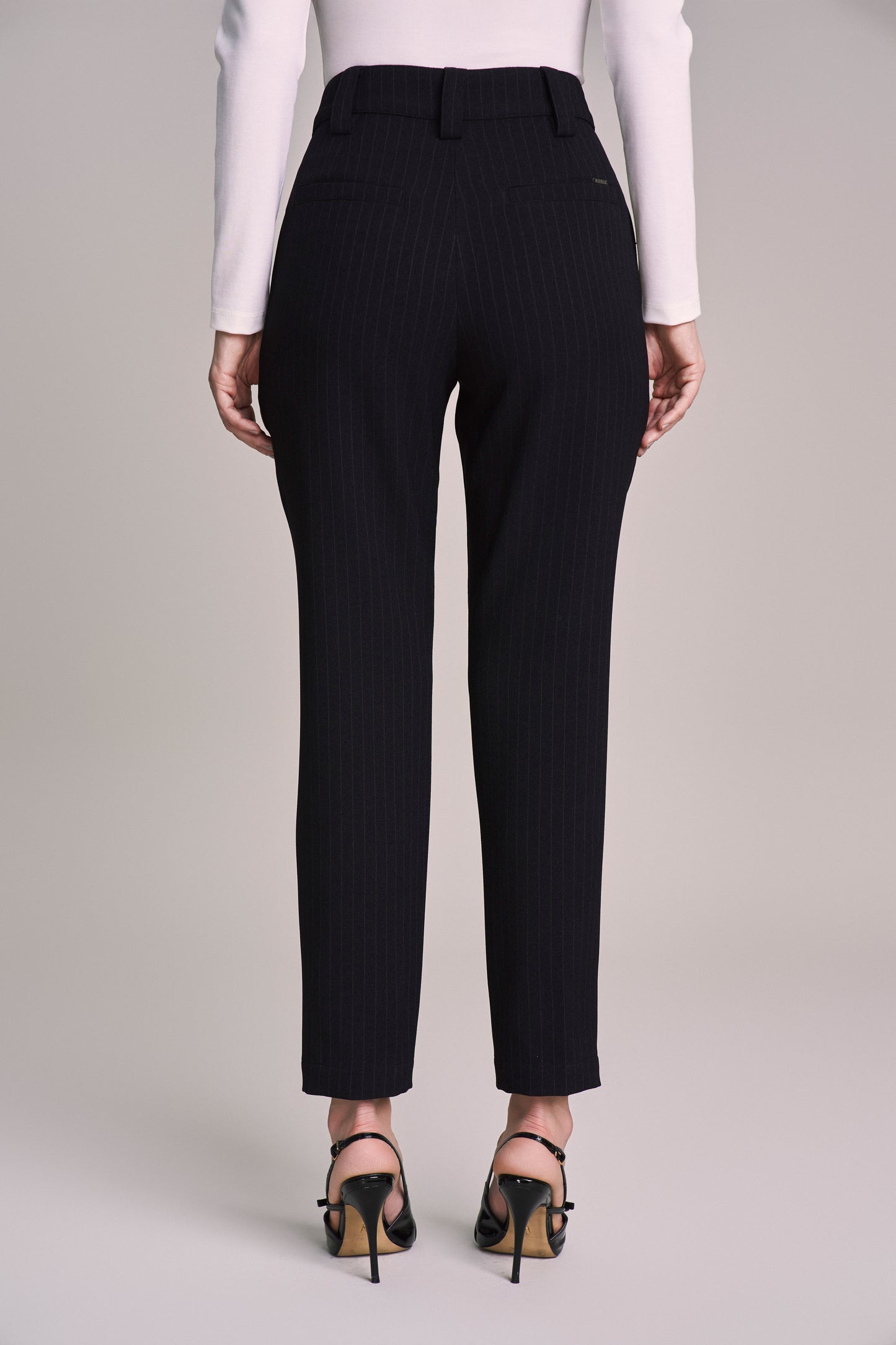 calça crepe mom cintura intermediária alfaiataria risca de giz