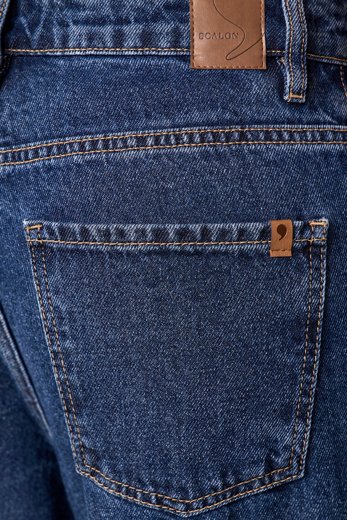 calça jeans barrel cintura intermediária com recortes