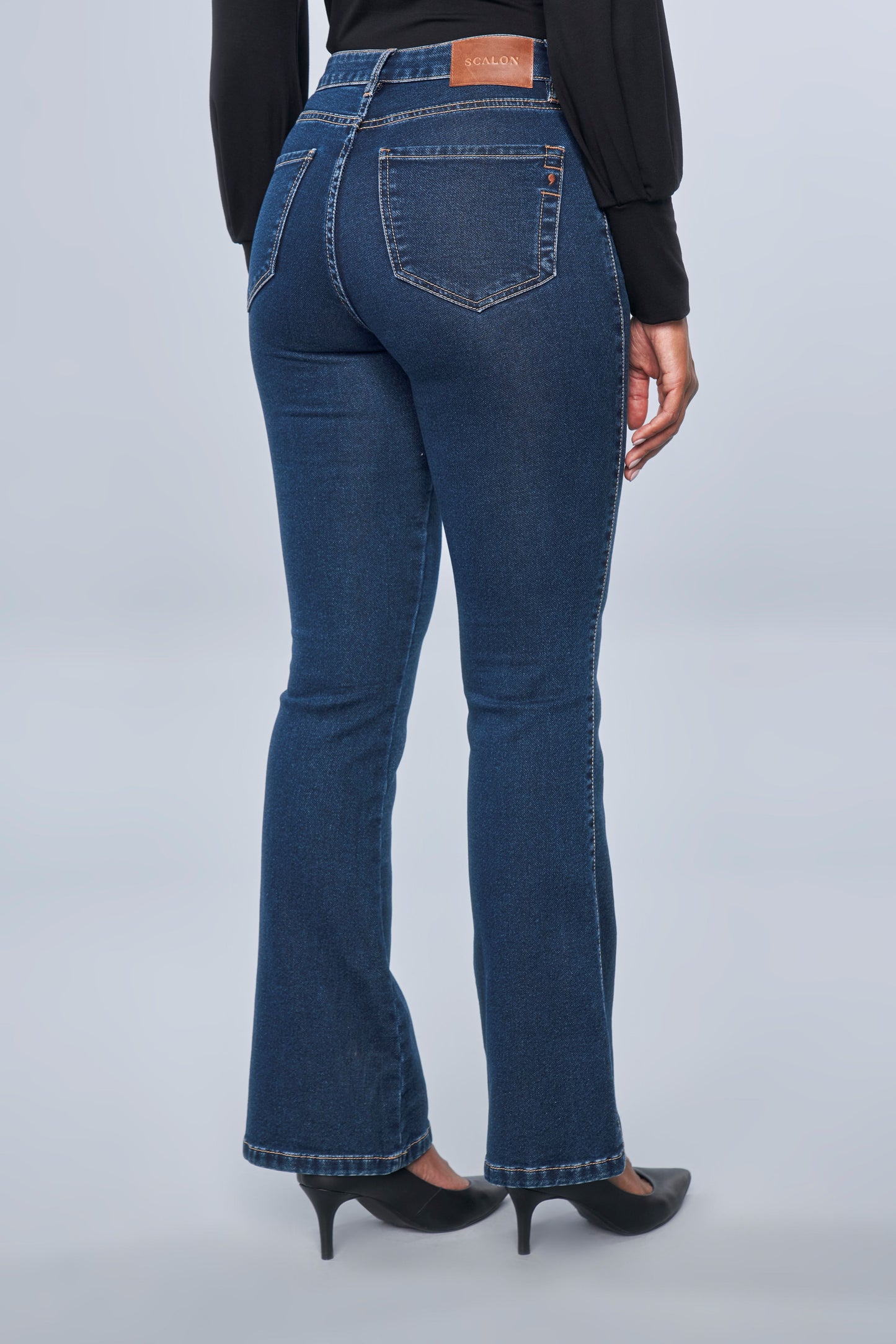calça jeans malha boot cut cintura intermediária com bordado