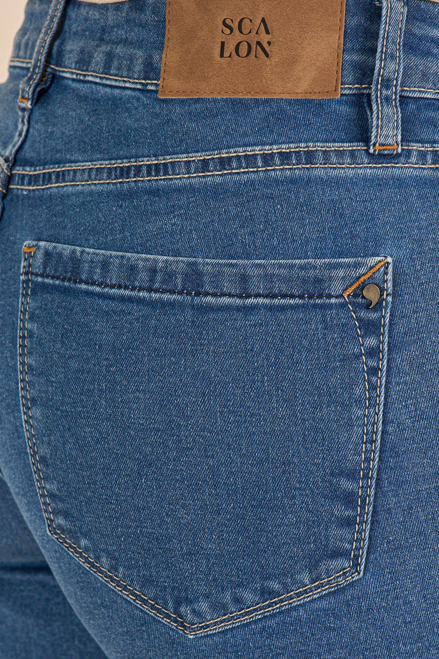 calça jeans bootcut cintura intemediária com detalhe bolsos