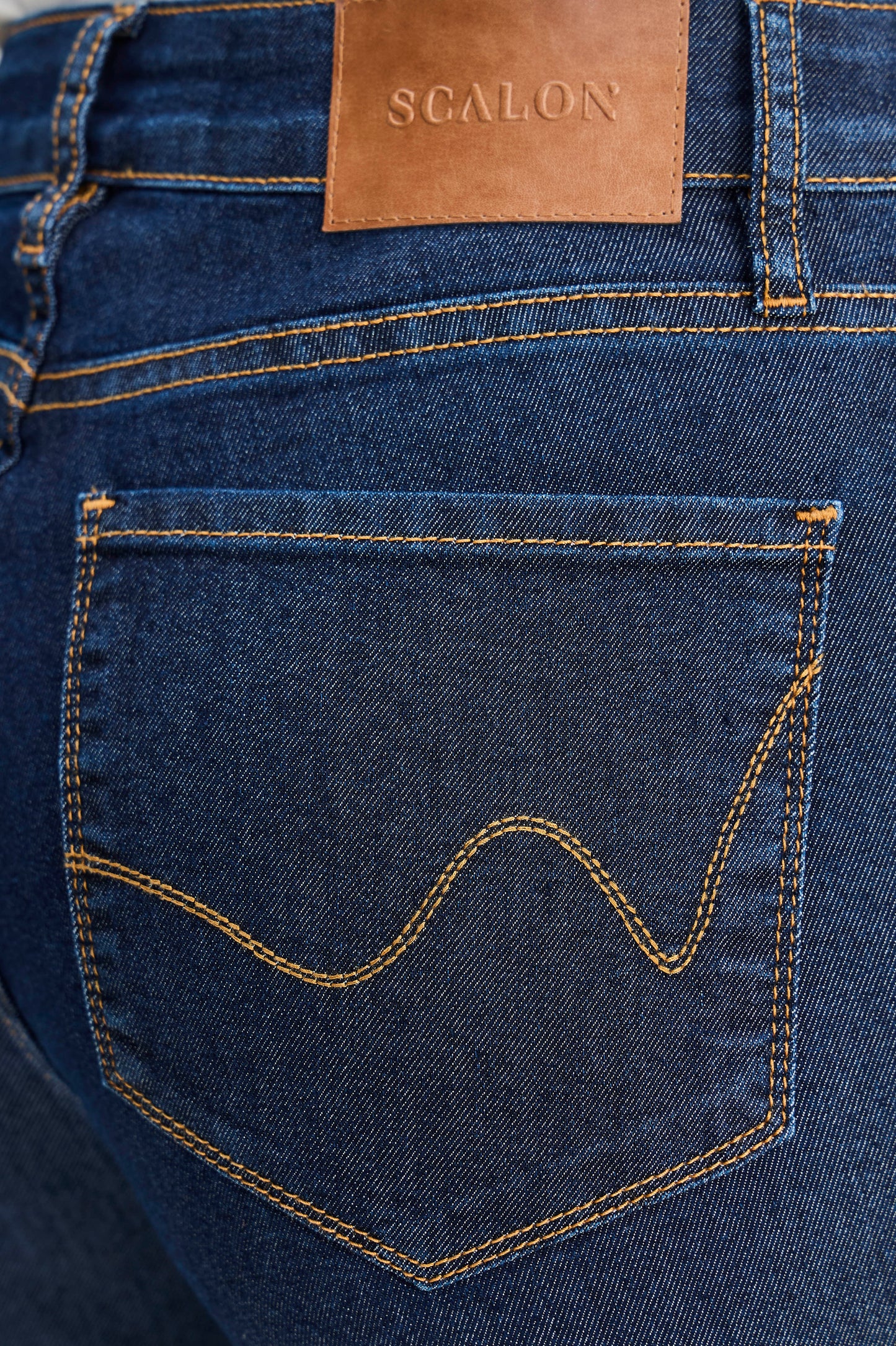 calça jeans boot cut cintura intermediária com bordado