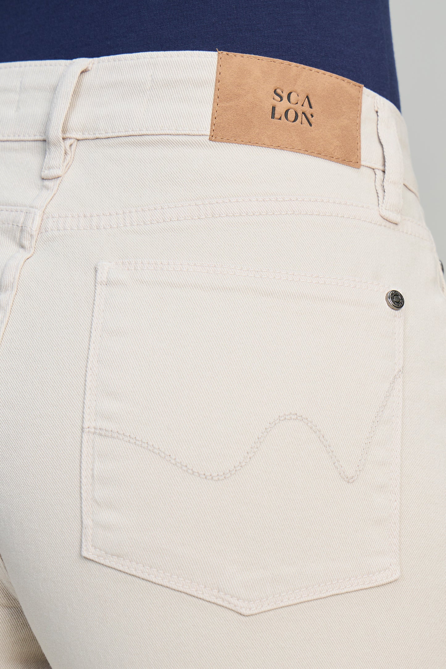 calça sarja boot cut cintura intermediária tradicional